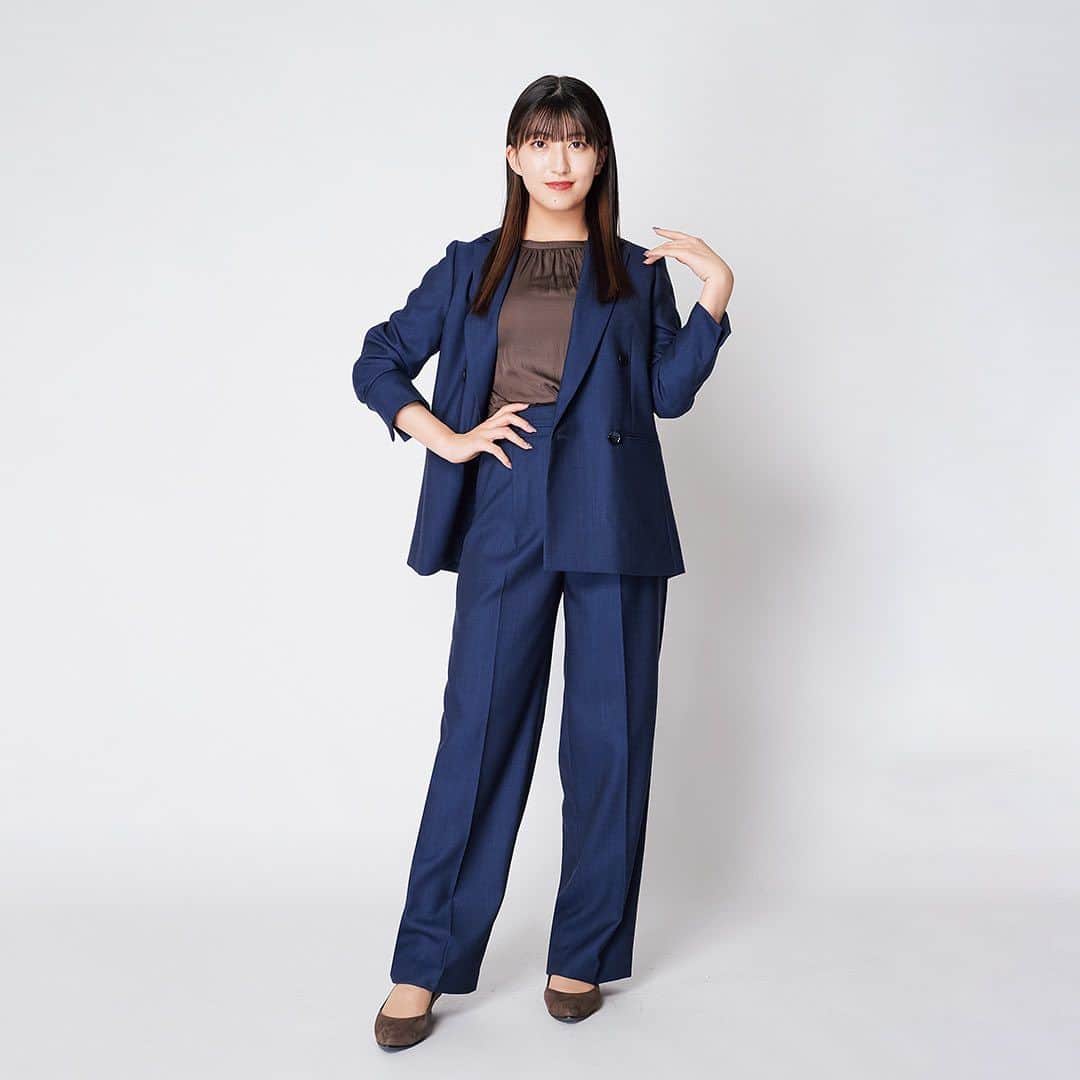 洋服の青山のインスタグラム：「洋服の青山60周年を記念し、 モーニング娘。’23 改め 「アオヤマ娘。’60」始動です✨ @morningmusume_official × @aoyama_ladies  本日10/24(火)より洋服の青山公式Instagram(リール)/TikTok/YouTubeにて、 オリジナルダンス第二弾が公開です！  羽賀 朱音 @akane__haga.official さんが着こなす、 テーラードジャケットはきちんとしたシルエットに、堅くなりすぎないデニム調生地がポイントです！  ・4ボタンダブルジャケット 21,890円  　(AJ235120-C)  ・ベルト付きワイドパンツ 11,000円 　(AP235120-C)  ・ギャザーブラウス 4,950円 　(APBL23127-43)  第三弾以降のオリジナルダンスはもちろん、 限定キャンペーンの開催など、たくさんの企画を皆さまお楽しみに！  #モーニング娘23 #モーニング娘 #洋服の青山 #アオヤマ娘60 #羽賀朱音 #ビジネスカジュアル #ビジカジコーデ #ビジカジスタイル #オフィスカジュアル #オフィスコーデ #秋コーデ #お仕事コーデ #お仕事コーディネート #通勤コーデ #コスパ #コスパコーデ #秋コーデ #ブラウスコーデ #ブラウス #スーツ女子 #スーツスタイル #スーツ」