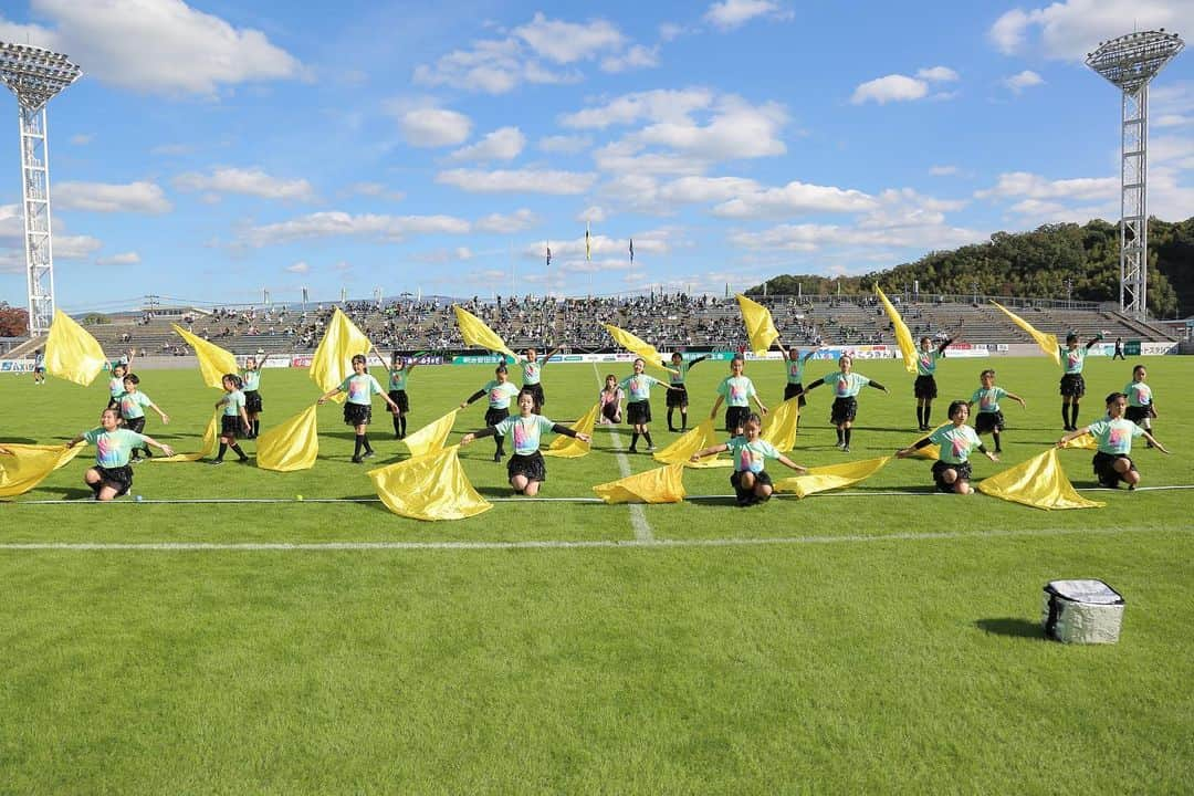 ガイナーレ鳥取のインスタグラム：「. 🏆2023明治安田生命J3リーグ 第32節 🏟️Axisバードスタジアム 🆚#カターレ富山 ⚽️オウンゴール 1-2Lose  富山戦の試合前およびハーフタイムのピッチにて、Tottori color guard Ribbonの皆さんが、パフォーマンスを披露してくださいました✨  華やかなパフォーマンスで会場を盛り上げていただき、ありがとうございました‼︎🎀  #ガイナーレ鳥取 #Beyond」