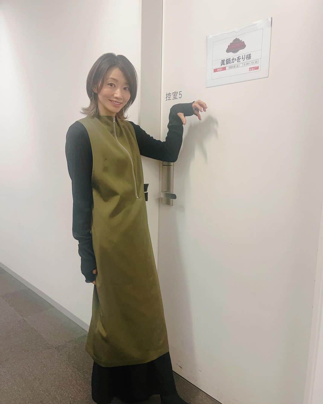 眞鍋かをりのインスタグラム：「秋らしい衣装 たくさん着させていただきました！ まだまだ暖かいけど衣装で秋を楽しめて嬉しいです♪  １枚目 カーキワンピース#auntmaries  ２枚目 ブルー系ワンピース#saaageboutique  ３枚目 黒ノースリワンピース#saaageboutique  ４枚目 ネイビートップス＆チュールスカート #wildlily  ５枚目 イエローワンピース#wildlily  ピアス#agete  ６枚目 ブラウス＆パンツ#willfully  ７枚目 ブラウス＆ワイドパンツ#willfully   ありがとうございます😊」