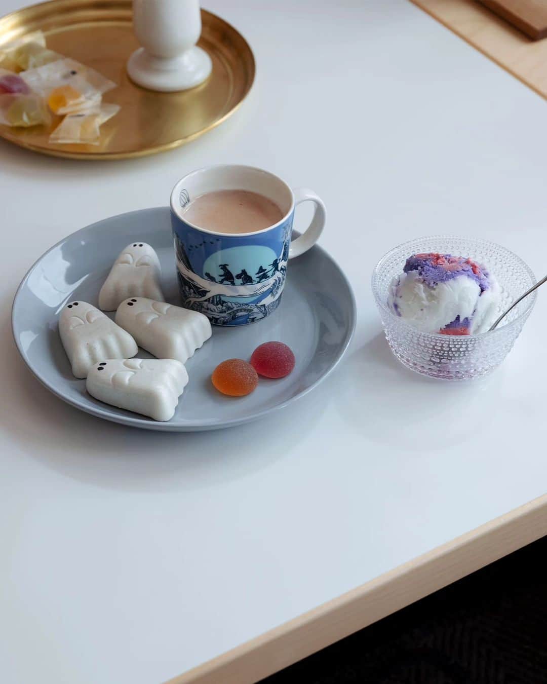 Scopeのインスタグラム：「フィンエアー100周年記念 アラビアのスペシャルプロダクト Moomin マグ 0.3L ジャーニーは 10月25日0時発売、つまり 本日10月24日深夜24時発売です。 毎度、深夜発売すみません。 m(_ _)m  また今月はスコープ決算だから 棚卸をしなくてはいけません。 10月25日17時までのオーダー分 は月内出荷するようにしますが それ以降のオーダーは11月1日より 順次出荷となりますので、そこは どうかご了承くださいませ。  つまり、早くほしい方は必ず 明日、10月25日夕方17時までに オーダーをお願いします。  今回のマグ、ジャーニー 一足早く撮影のために使い始めて 試したことがあるので、そちら 以下の通りまとめまして発売前の お知らせとさせていただきます～！  ハロウィン間近だから 世界はハロウィンなモノにあふれてる そして、ムーミンマグJourneyも、 独特な配色からハロウィンマグのよう に見え始めたのでJourneyの ハロウィン化にトライしてみました。  それなりにハロウィンな雰囲気が でているような気もするのですが あまり経験ないことだから どーなんだろ。どーでしょう？  使ったお菓子は 「フクレ / おばけのフロランタン」& 「31アイスクリーム / 魔女のトリック」 別にこれでなくてもハロウィンのお菓子 と併せれば大体マッチするんじゃない のだろうか。  そしてムーミンのハロウィンマグ として毎年この時期に使うのイイかも。  このマグ、見る角度で絵の雰囲気が 全然違ってくるのですが、今の僕には どの角度もハロウィンっぽく見えて しまっています。  #scope_japan #arabia #アラビア #moomin #ムーミン #アラビアムーミンマグ #アラビアムーミン」