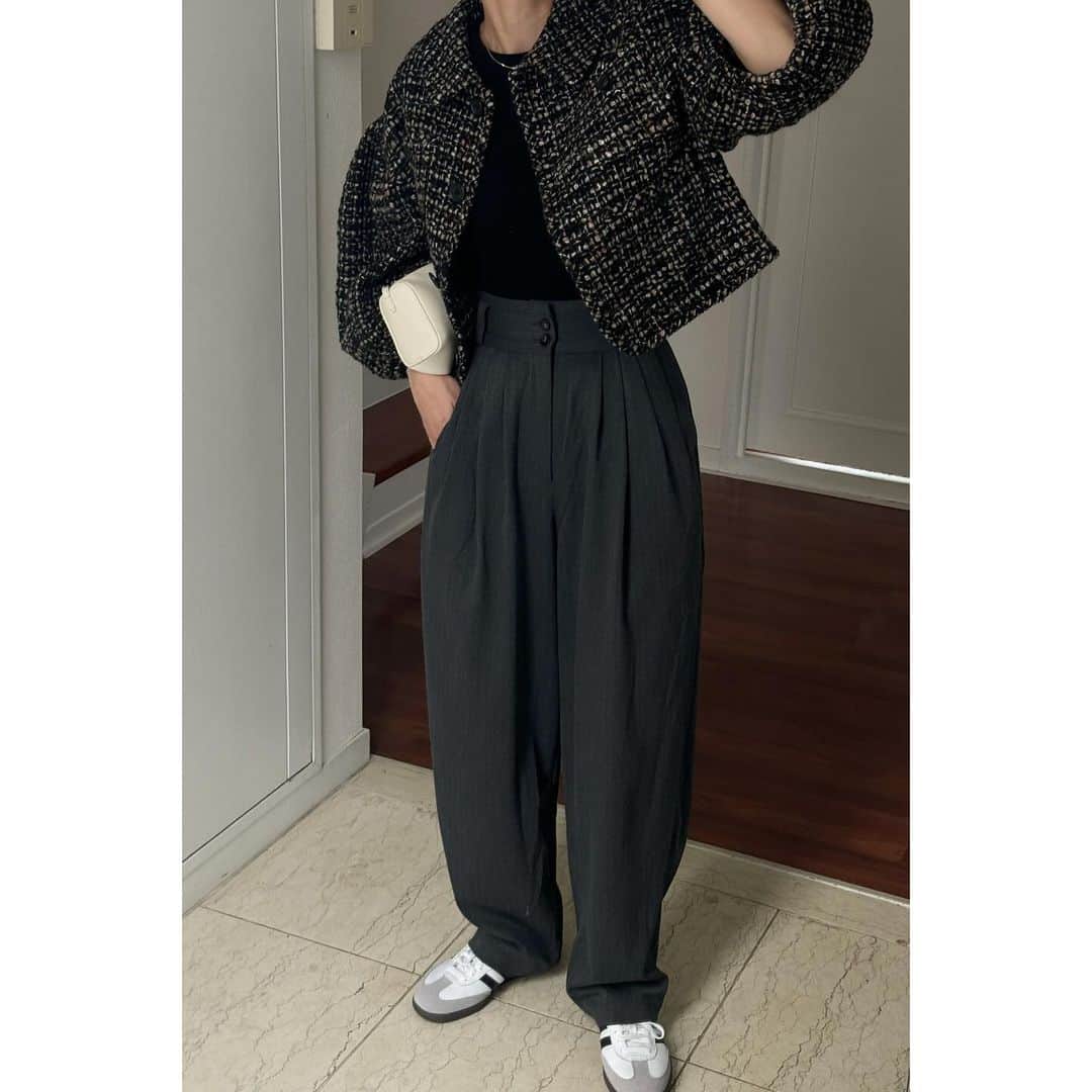 松本恵奈のインスタグラム：「今日の私服♡朝から学校に行く予定があったので 綺麗めだけど少しカジュアルにまとめました○ 定番だったツイードJK、 今年は少し丈を短くして袖もパフにして作ったんだけど 大正解だったな♡ TOS感覚で着れるところも気に入ってます⚪️ tweed jk : clane(発売中) pt : clane(前シーズンのもの）　 BAG : the row shoes : adidas  です。  #私服 #保護者会」