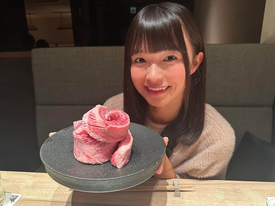 百川晴香さんのインスタグラム写真 - (百川晴香Instagram)「焼肉うしごろ横浜店さんに行ってきました👏✨　  本当にうしごろは美味しい🥲💕  もー口の中とろけちゃったよね🥹🥹🥹  二つ目の動画のユッケ美味しすぎたなぁ💕  たからさんと一緒に行ったんだけどたからさんも喜んでくれて嬉しかった！女の子はテンション上がるし絶対連れて行ったら喜んでくれるよ👏💕  是非デートに連れて行ってあげてね✊✨  #PR #うしごろ横浜 #横浜記念日 #横浜焼肉 #焼肉うしごろ #横浜ランチ」10月24日 11時17分 - momokawaharuka