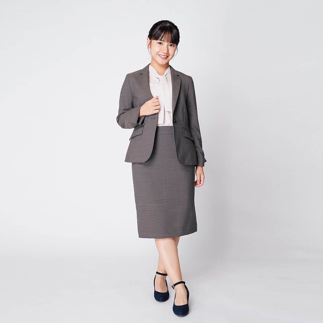 洋服の青山のインスタグラム：「洋服の青山60周年を記念し、 モーニング娘。’23 改め 「アオヤマ娘。’60」始動です✨ @morningmusume_official × @aoyama_ladies  本日10/24(火)より洋服の青山公式Instagram(リール)/TikTok/YouTubeにて、 オリジナルダンス第二弾が公開です！  横山 玲奈 @reina_yokoyama.official さんが着こなす、 テーラードジャケットはミドル丈ですっきりとした知的な印象に。 控え目な分量のボウタイもポイントです！  ・1ボタンミドル丈テーラードジャケット 26,290 円 　(NJ235055-D)  ・タイトスカート 13,200円 　(NS235055-D)  ・ボウタイブラウス 4,290円 　(APBL23126-40)  第三弾以降のオリジナルダンスはもちろん、 限定キャンペーンの開催など、たくさんの企画を皆さまお楽しみに！  #モーニング娘23 #モーニング娘 #洋服の青山 #アオヤマ娘60 #横山玲奈 #ビジネスカジュアル #ビジカジコーデ #ビジカジスタイル #オフィスカジュアル #オフィスコーデ #秋コーデ #お仕事コーデ #お仕事コーディネート #通勤コーデ #コスパ #コスパコーデ #秋コーデ #ブラウスコーデ #ブラウス #スーツ女子 #スーツスタイル #スーツ」