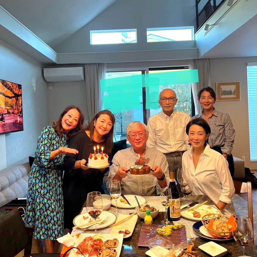 のインスタグラム：「今日は！ このところ秋晴れの素晴らしい日が続いていますね‼️ 皆様如何お過ごしですか！😊  昨日は夫の誕生日で 原日出子さんも11月10日が誕生日ですが地方での舞台のお稽古が入っていらっしゃるのでちょっと早いですが一緒に誕生会をしました‼️🎶🎂🎶  友人の津田由美さんが 「成城アルプス」の美味しいケーキ✨️🎂✨️🎂✨️を買ってきてくださいました‼️  良い時間でした‼️😌🌸💓」