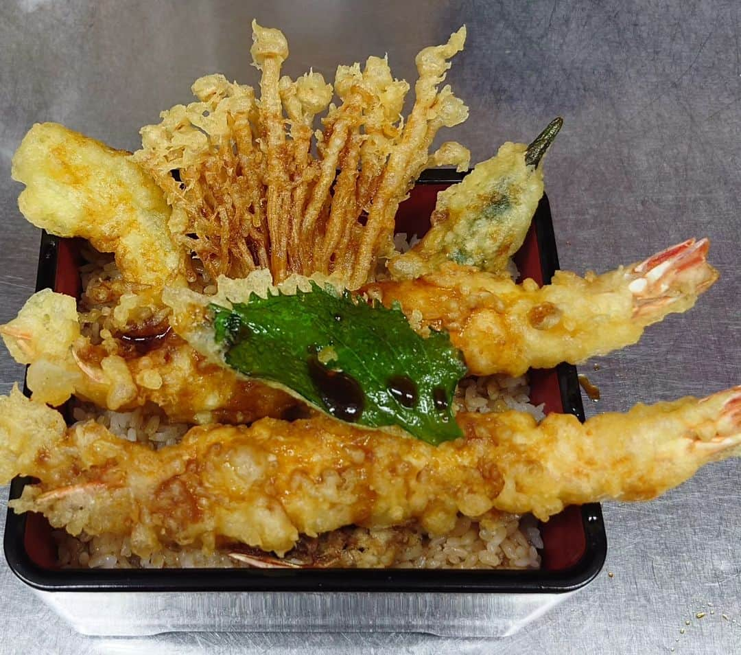 森末慎二のインスタグラム：「🦐みやーく商店です。  この時期の車海老はデカイです。食べごたえのある特大車海老天丼、皆さんにも注文沢山頂いてます。是非食べに来てください。  今日もお店は通常通りの営業です。 皆さんのお越しをお待ちしています。  今日の宮古島は午前中から雨☔で夕方まで雨だそうです。気温29度少し蒸し暑い1日です。  お店電話番号  0980-79-9292 田中店長　070-8429-7387 お昼ランチはオープン11:30〜14:30ラストオーダー15:00です。夜の🏮居酒屋は17:30から21:00です。予約のお電話お待ちしています。定休日は水曜日。　木曜日、日曜日はランチのみの営業です。#みゃーく商店  #宮古島 #天丼 #宮古島野菜 #宮古島ランチ #宮古島グルメ #車海老 #グルクンの天ぷら #宮古島ごはん #宮古島天丼 #宮古島海老天丼 #沖縄天丼 #海老天丼 #海老 #島食材 #沖縄宮古島 #沖縄 #パパイアの天ぷら   #車海老天丼  #okinawa #居酒屋#miyakojima #森末慎二 #morisue shinji #TUBE #前田亘輝 #BEGIN  #サザンオールスターズ  #松田弘」