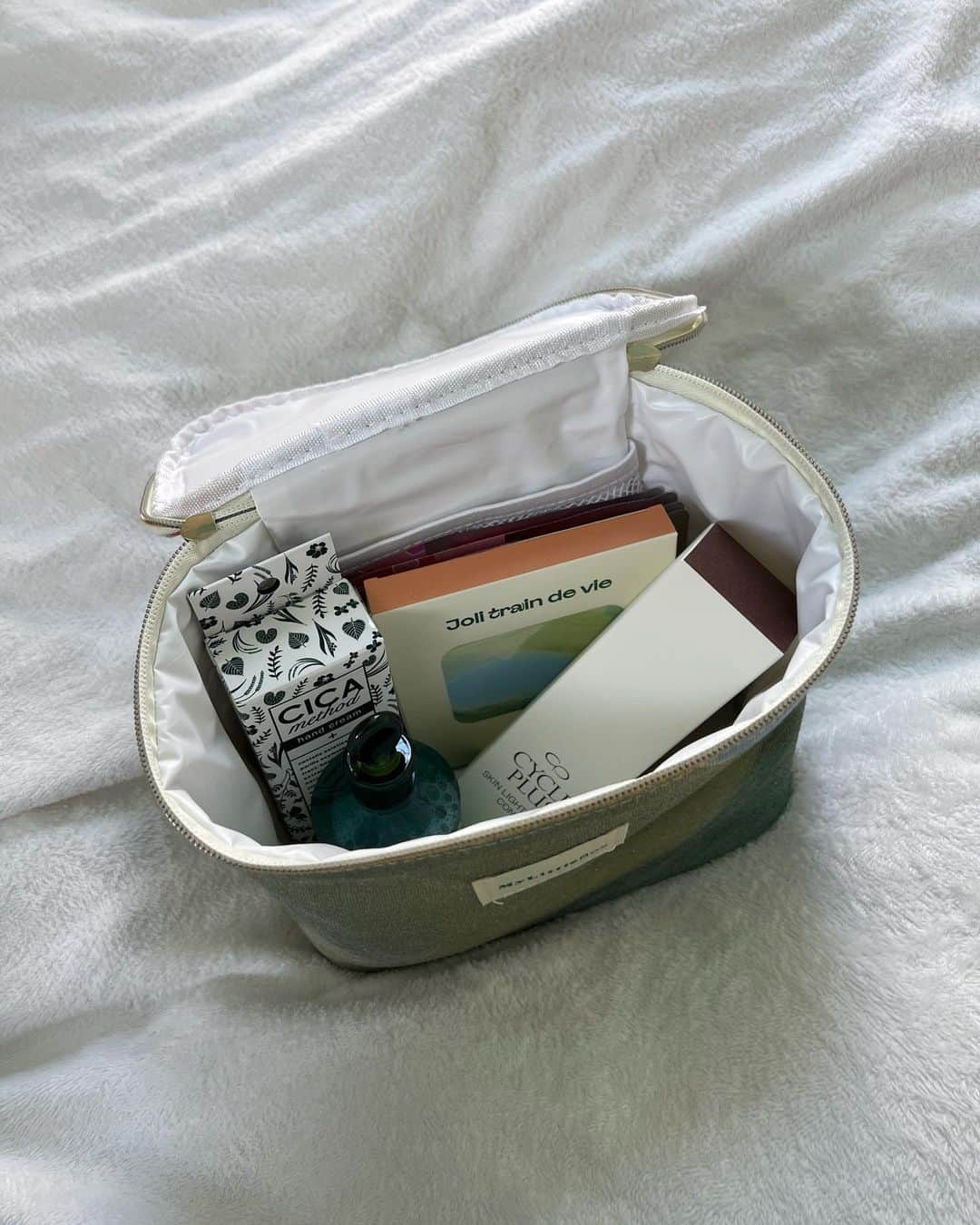 丸山クルミのインスタグラム：「今月から頼んでみた @my_little_box_japan 📦🇫🇷 記録用に...✨  中にはスキンケア、ヘアケア、ハンカチなど✨ 特にオリジナルハンカチとランチバッグが嬉しい🥯」