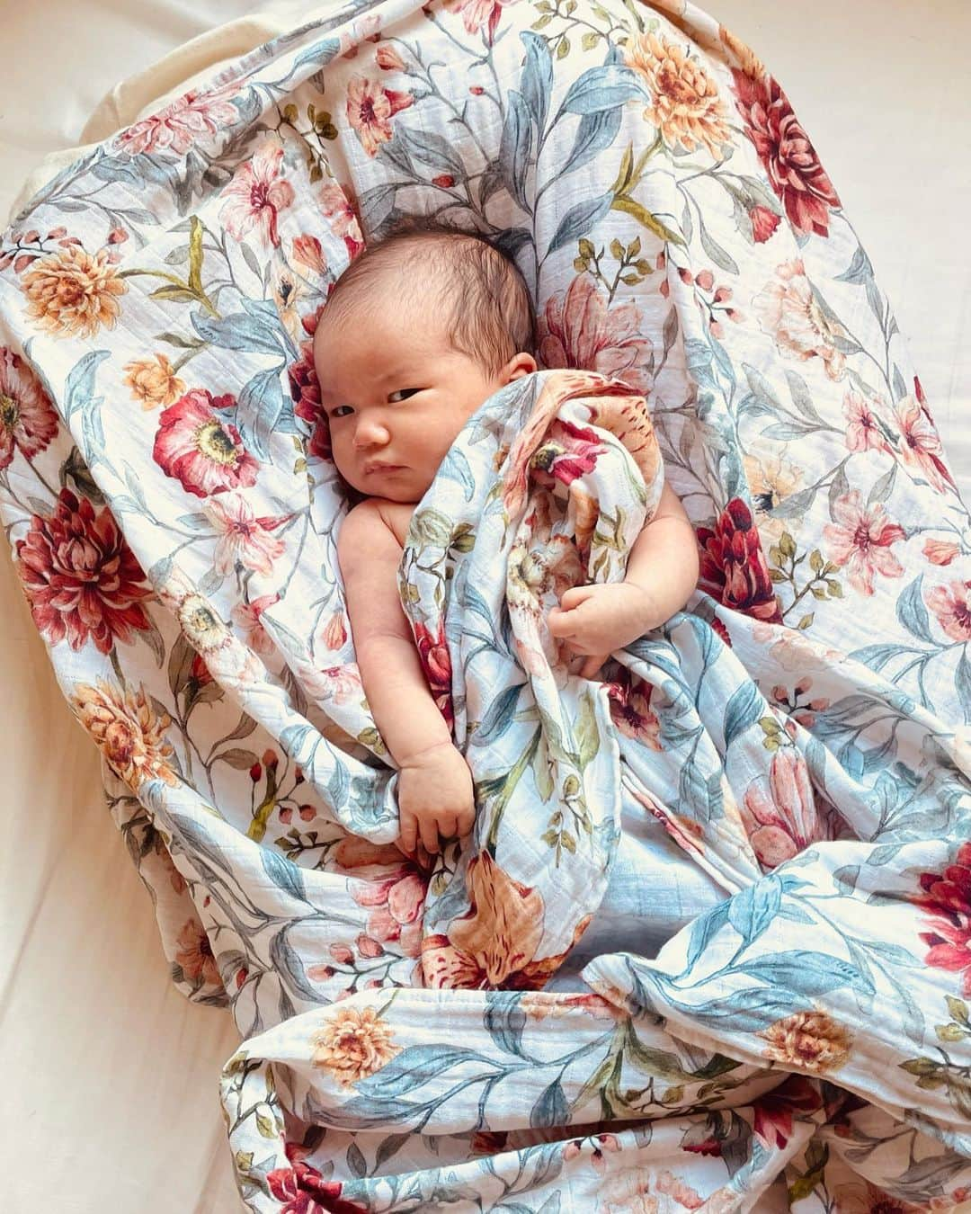 テイラー鈴木のインスタグラム：「Happy 1 month to my chunky little baby girl 💐 Thank you for choosing us to be your little family we’re all so in love with you 🕊️🤍  #1ヶ月 #1monthold #septemberbaby」