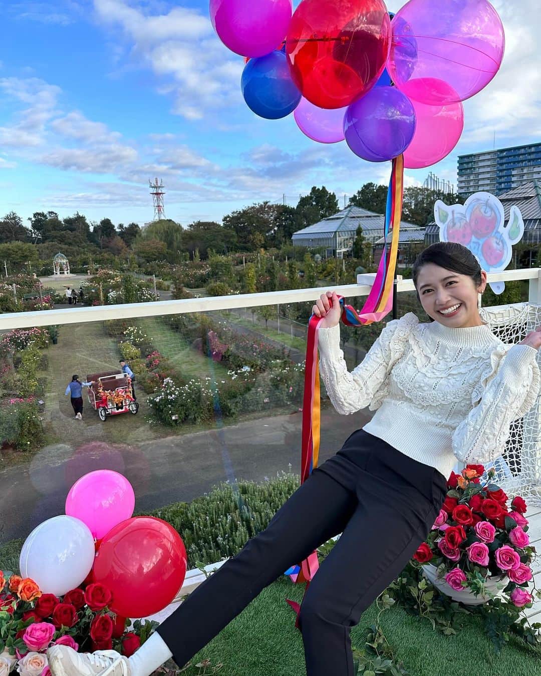 浅野杏奈のインスタグラム：「日本テレビ「ZIP!」 生中継ありがとうございました🙏🏻  千葉県・京成バラ園から 秋のバラと人気のフォトスポットを ご紹介しました🌹  綺麗なバラに囲まれて幸せな朝でした  写真、飛べてますか🎈  #ZIP! #朝の杏奈」