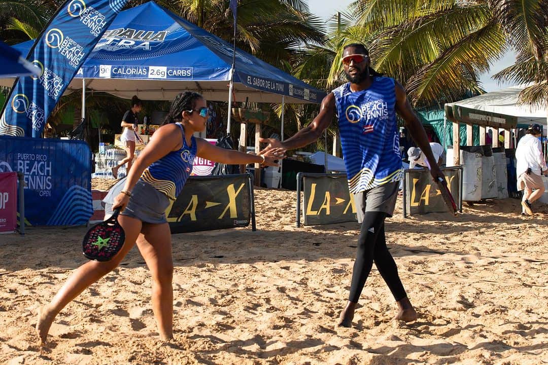 ケネス・フェリードのインスタグラム：「RELATIONSHIP BUILDING 101:  SOMETIMES WE SLAP HANDS🫱🏼‍🫲🏾 SOMETIMES WE SLAP RACKETS 🏓 BUT MOST OF THE TIME WE SLAPPING THE RACKETS INTO THE BALL🏓🎾! GGZ WIFIE @wishuponatar I’VE MET MY MATCH 😍🥰😘  📸: @gaboguzman.11  🩳&👗: @resilientactive  🏓: @bebeachtennis」