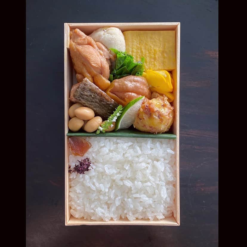 後藤しおりのインスタグラム：「全ての出荷分、土鍋ごはん弁当・七寸。最後の出荷は遠く千葉まで。小菊南瓜が鶏肉と同化。今日も新米が艶々です。しっかり食べて、午後もお仕事頑張れますように。七寸はミニマムですが、お仕事中の胃袋にはちょうど良いサイズ。」