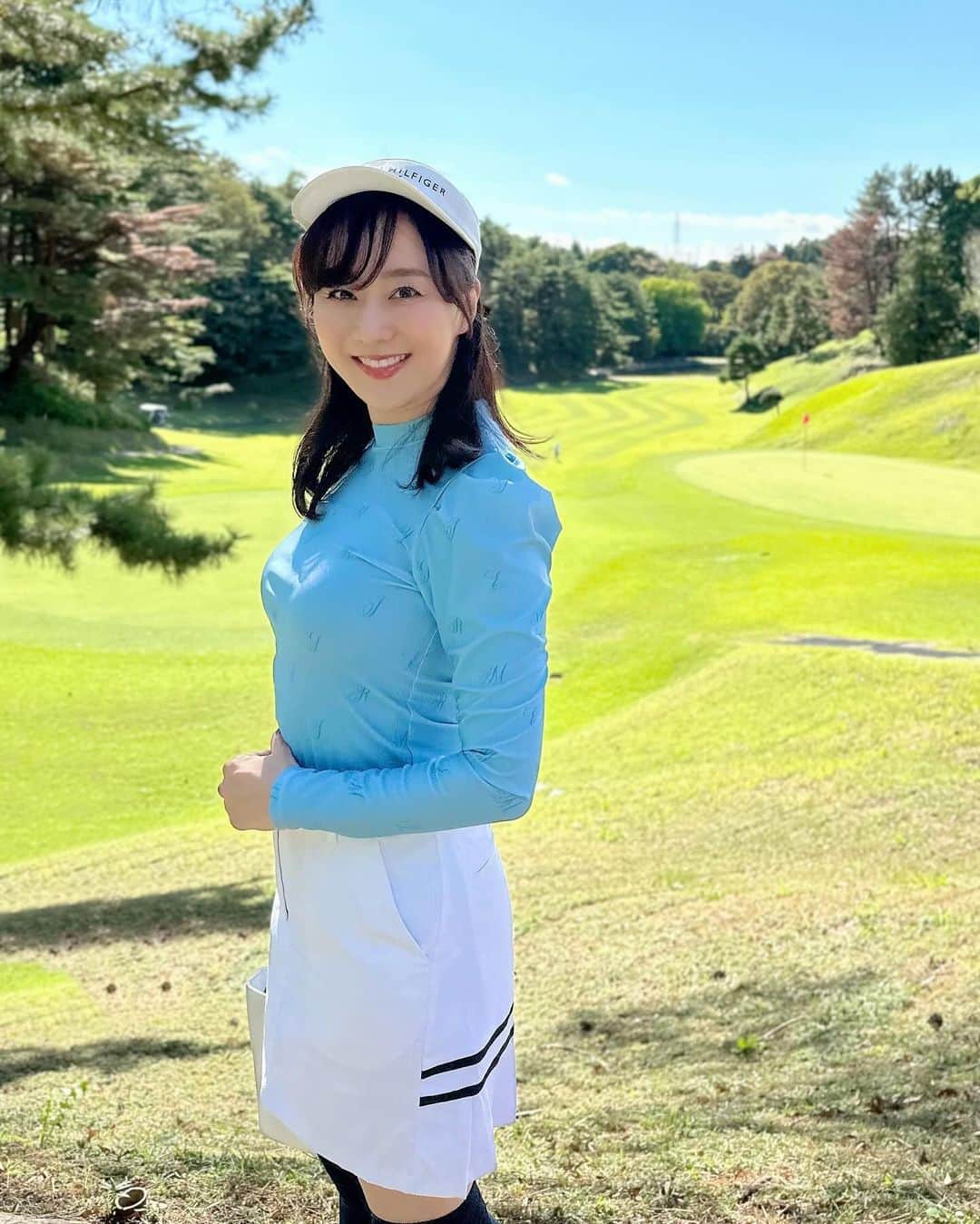 村上麻衣さんのインスタグラム写真 - (村上麻衣Instagram)「ゴルフのベストシーズン到来ですね！ ⁡ 可愛いウェアをご紹介させてください。 ⁡ MERRILYの🩵パフスリーブブラウス🩵 @merrily.golf   MERRILYは私服でも着れる大人ガーリーなゴルフウェアをコンセプトにしたブランドです ⁡ わたしが着用しているブルーのトップスは、 MERRILYの総柄プリントを施したモックネックトップスです。 ⁡ 体にフィットするサイズ感で、美しいシルエット✨ ⁡ パフスリーブデザインだから、気になる二の腕もすっきり見えます。 色もビビッドで可愛くて、ゴルフ場で映えました🩵 ピンクもありますよ🩷 ⁡ UVカット、吸水性、速乾性、ストレッチ性を兼ねそろえた国産の生地です。 2WAYストレッチ生地なので、むっちりの私でもフリーサイズで気持ちよく着れました⤴︎ ⁡ 1枚でキマる、オトナ可愛いブラウスです。 今なら20%オフなので、ぜひチェックしてみてね🤭 ⁡ @merrily.golf ⇦こちらから ⁡ pr #merrilygolf#ゴルフウェア#ゴルフウェアレディース #ゴルフ女子 #ゴルフウェアコーデ #可愛い #golfwear」10月24日 11時35分 - maimaisue