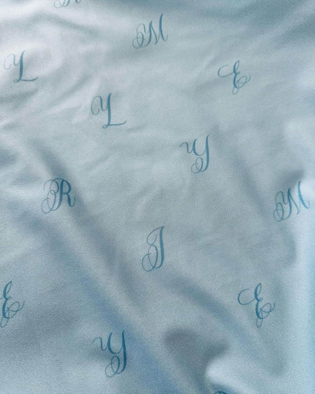 村上麻衣さんのインスタグラム写真 - (村上麻衣Instagram)「ゴルフのベストシーズン到来ですね！ ⁡ 可愛いウェアをご紹介させてください。 ⁡ MERRILYの🩵パフスリーブブラウス🩵 @merrily.golf   MERRILYは私服でも着れる大人ガーリーなゴルフウェアをコンセプトにしたブランドです ⁡ わたしが着用しているブルーのトップスは、 MERRILYの総柄プリントを施したモックネックトップスです。 ⁡ 体にフィットするサイズ感で、美しいシルエット✨ ⁡ パフスリーブデザインだから、気になる二の腕もすっきり見えます。 色もビビッドで可愛くて、ゴルフ場で映えました🩵 ピンクもありますよ🩷 ⁡ UVカット、吸水性、速乾性、ストレッチ性を兼ねそろえた国産の生地です。 2WAYストレッチ生地なので、むっちりの私でもフリーサイズで気持ちよく着れました⤴︎ ⁡ 1枚でキマる、オトナ可愛いブラウスです。 今なら20%オフなので、ぜひチェックしてみてね🤭 ⁡ @merrily.golf ⇦こちらから ⁡ pr #merrilygolf#ゴルフウェア#ゴルフウェアレディース #ゴルフ女子 #ゴルフウェアコーデ #可愛い #golfwear」10月24日 11時35分 - maimaisue