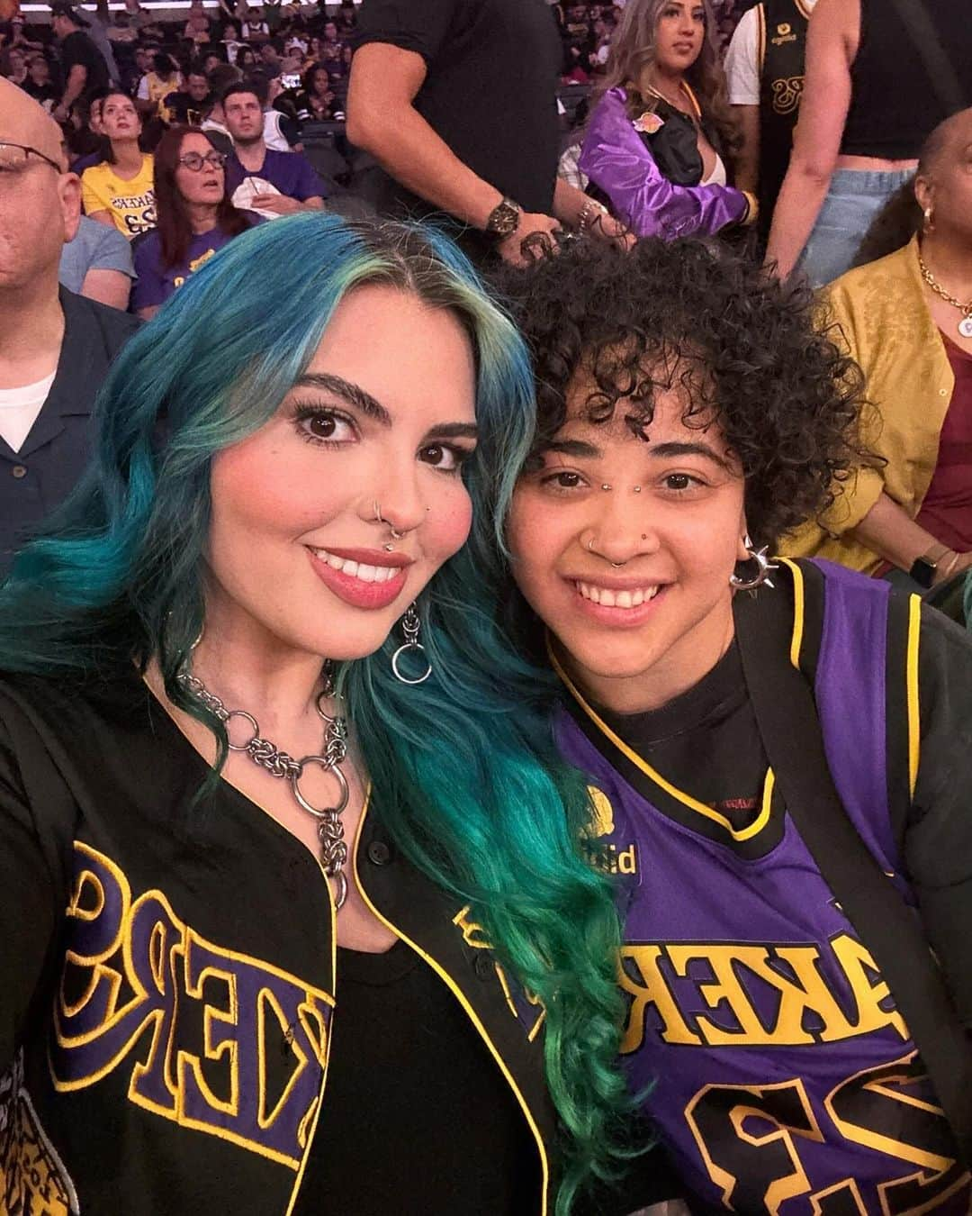 ヤスミナ・ダニエルのインスタグラム：「We had to go see a lakers game before we move! Haven’t talked about it much on here but Karla and I decided to move back to Australia. We’ve been living in LA together for 7 years. It’s been challenging, fun and life changing but my mental health has been low for a bit now and being in Australia the few times we went to visit recently made us both feel at home, at peace and comforted. We are so excited to see where life takes us with this new beginning. It’s a huge change, we’ve made LA our home so it’s bittersweet but now there’s only 6 more weeks till we move and yes our fur babies are coming with us 🥹❤️」