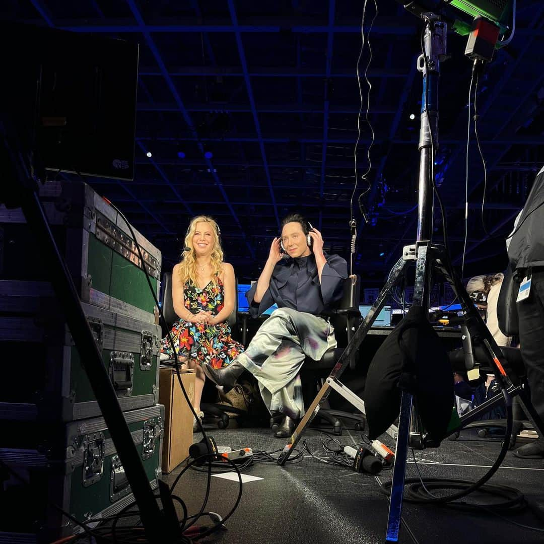 ジョニー・ウィアーのインスタグラム：「Come Hell or high water, we always have each other. Love you T! @taralipinski @taraandjohnny  📸 @valentyn.arden  #olympics #besties #figureskating #commentary #taraandjohnny #bts」