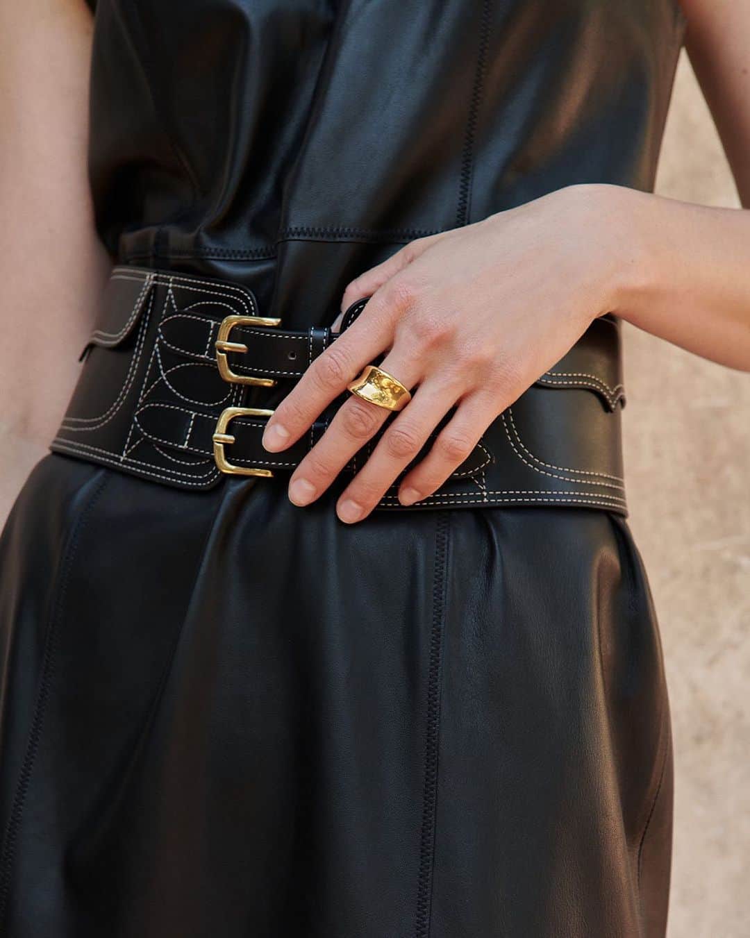 Banana Republic のインスタグラム：「All in the details — pairing our Ines Leather Dress with the double buckle Carro Leather belt and Waves Ring. #TheBRLook」