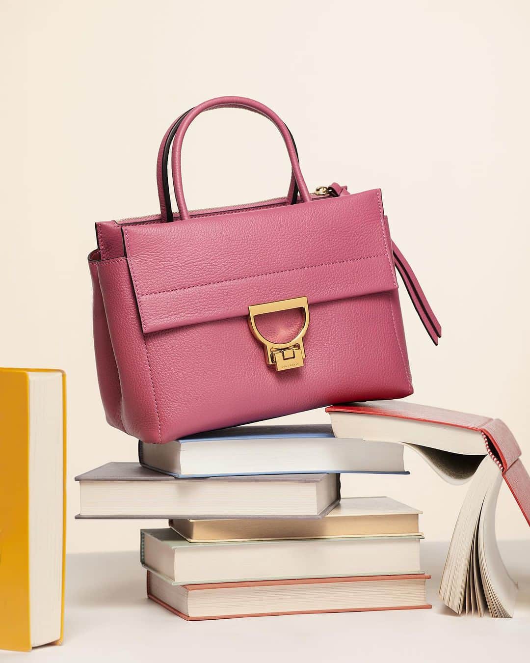 コチネレのインスタグラム：「Arlettis bag: the ideal complement to your favorite colors and the perfect fit for just the right number of books.  #Coccinelle #FW23」