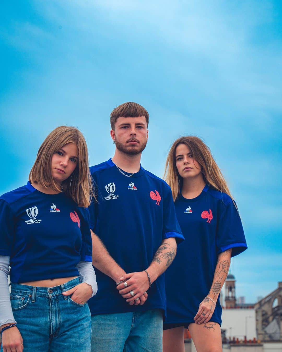 ルコックスポルティフのインスタグラム：「Tu es notre maillot, à jamais supporters des Bleus 💙  📷 by @del_prod  👫 by Charlotte, Lucas et Valentine   #lifestyle #outfit #rugby #rwc2023」