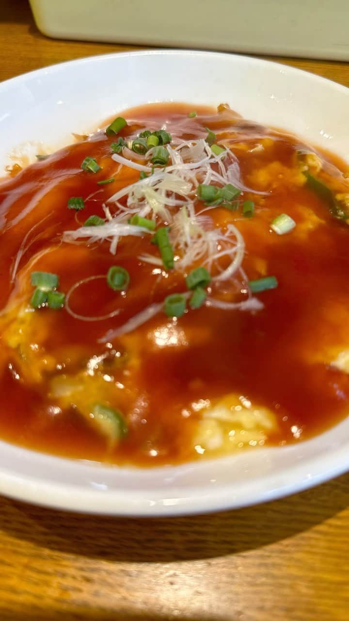 のインスタグラム：「上海菜館＠学芸大学 昭和34年創業の上海菜館でカニ玉とワンタン塩味 88歳の女将さんも元気に現役で店に立ち２代目が厨房担当の家族経営。メニュー豊富です」