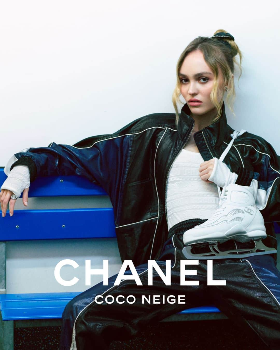 シャネルさんのインスタグラム写真 - (シャネルInstagram)「Performance and elegance — the CHANEL 2023/24 COCO NEIGE collection embodied by actress and House ambassador Lily-Rose Depp offers precious fabrics some technical properties.  Photographed by Mikael Jansson.  The collection is now available in a selection of boutiques.  See more at chanel.com  #CHANELCocoNeige @LilyRose_Depp @MikaelJansson」10月24日 3時00分 - chanelofficial