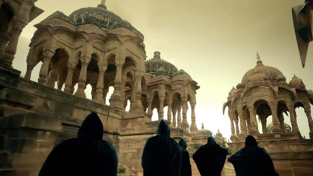 イ・サガンのインスタグラム：「rise up Kingdom!!! #kingdomcoupdetat   7-집 #쿠데타 로서 시즌 1의 피날레를 장식했다 로한작곡가님 영화같은 노래로 작업할 수 있어 영광이었습니다 speaking of Kindom, I really miss you all. If I hadn’t hVe met you, I wouldn’t have a shoot in India. You are warm hearted, conservative, smart, professional.. We learnt so much from you guys!   Zanybros Production with S3 Movies   dirtctor: leesagan @leesagan_director   Line Producer: @samaresh.routray Production Executive:  @theactorbuludash   production team:  @ronstagrammmmm  @lipika_pinky @_kumar.sanu_6 @sujit_moharanaa   DOP : @heejin__cho @u.hyeonu of @roll_cam #rollcam」