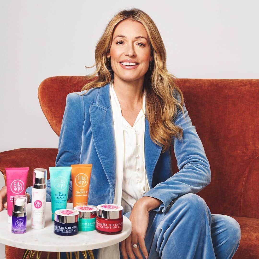キャット・ディーリーのインスタグラム：「The secret’s out…🤭   We are absolutely delighted to introduce Cat Deeley as Ella & Jo’s NEW Beauty Ambassador!  A true beauty enthusiast! We’re so excited to have Cat on board, sharing all of her skincare secrets and Ella & Jo must haves.  Why Cat loves Ella & Jo.. “…Confidence for me really does start with my skin and how I look is related to how I feel. What I love about Ella & Jo products is that my skincare routine is so quick and easy, every day”💕  #ellaandjocosmetics #beautybrandambassador #brandambassador #catdeeley #irishskincare #lovetheskinyourein #confidenceinyourskin」