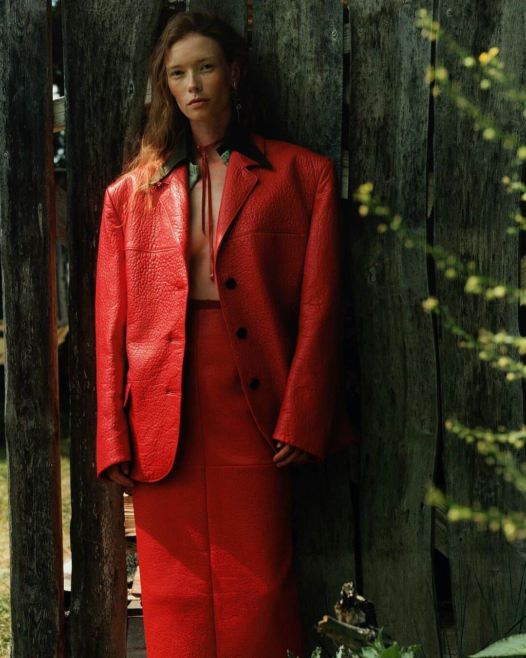 IMG Modelsさんのインスタグラム写真 - (IMG ModelsInstagram)「Lady in Red. 💃🏼 #JuliaHafstrom stars in the #October23 issue of #VogueScandinavia. 📷 #AngelinaBergenwall 👗 #MariaBarsoum #IMGmodels」10月24日 3時12分 - imgmodels