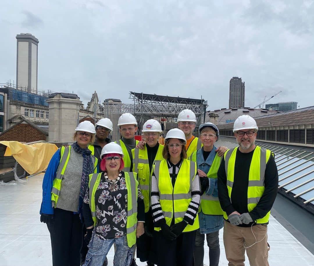 ピアーズアトキンソンのインスタグラム：「🏗️ Fascinating trip round the AMAZING new @museumoflondon site under construction in #smithfields today, with @zandra_rhodes_ @uncommonmartyn and @_jordanwake_ today ✨thank you @sharon.ament for your visionary insights 🦋」