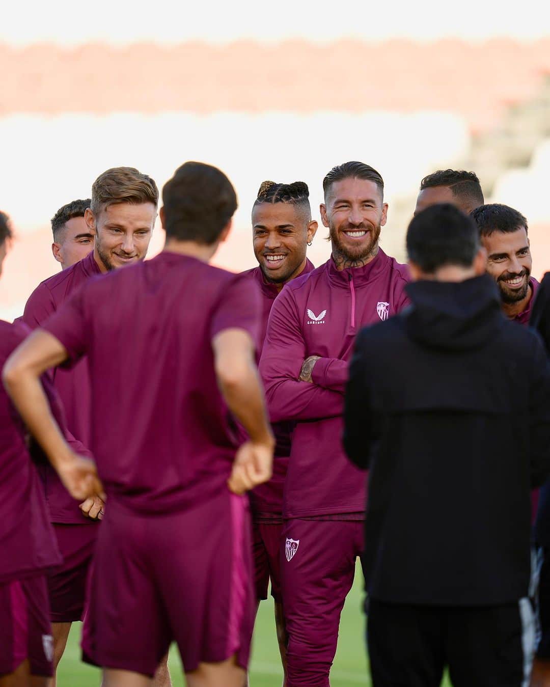 セビージャFCのインスタグラム：「Mañana vuelve la Champions League a Nervión 🔙🌟  #UCL」