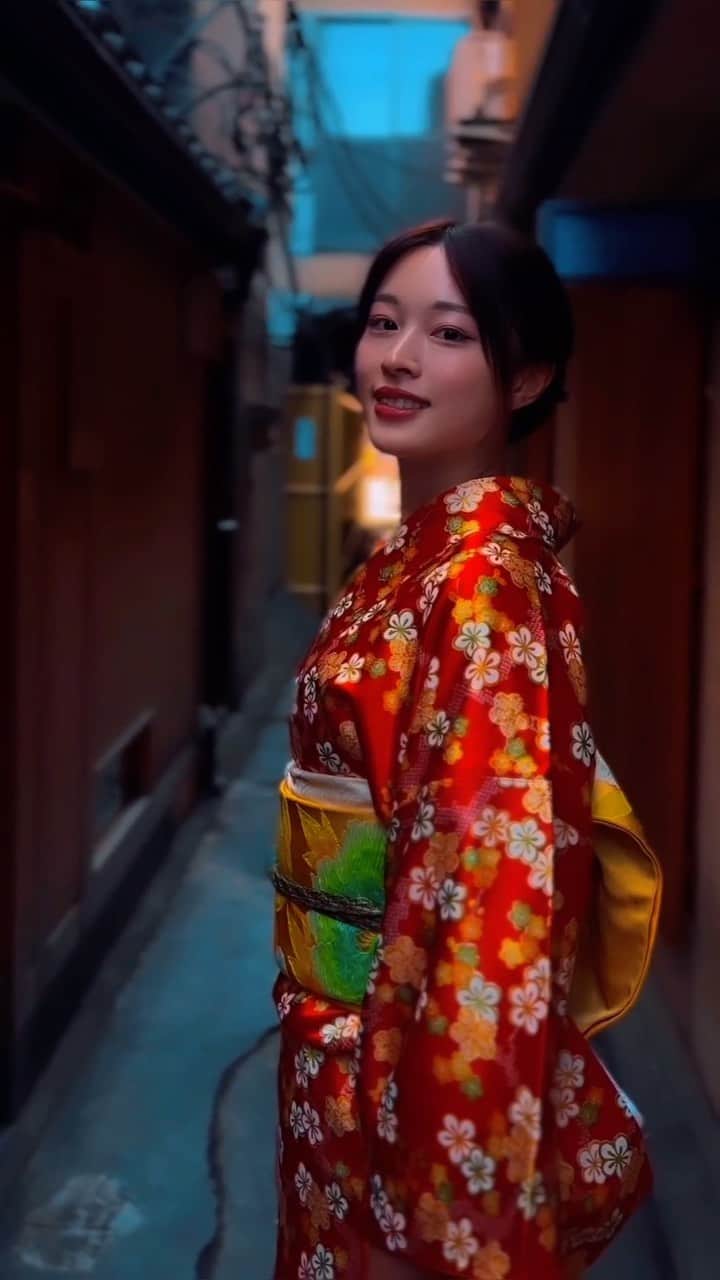 美月のインスタグラム：「in Kyoto👘 . #kyoto #japan #kimono #正絹 #着物レンタル #京都 #ポートレート撮影 #ポートレート #祇園」
