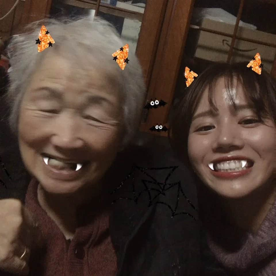 原望奈美のインスタグラム：「2019年のハロウィン🎃⁣ ⁣ ⁣歯医者が嫌いなおばあちゃん👵 コーヒーかお茶どっち飲む？が口癖のおばあちゃん👵  胸がとっても大きいので、 触るとゲラゲラ笑うおばあちゃん👵  ⁣歯磨いた？って聞くと めんどくさいっていうおばあちゃん👵  会うたびに「彼氏できたか？」 って聞いてくるおばあちゃん👵 「ずっといないよ」って言うと 「いい男はそうそうおらんでなあ」 って言うおばあちゃん👵  おばあちゃんの「お金がないのは首がないのと一緒」 意見はそれぞれだけど、お金がないと病気しても生活にしても心の余裕を保つのも結局そこに辿り着くんですよね。 わたしは思う。  自分がいいと思った人と結婚しやあよ。って お金を捨てるようにお金を使うひとだと苦労するよ。って まあかなり正論だなーと。😆 色んなこと教わりました。😆 ⁣ ⁣ ⁣ほんとは生きてるうちにバズる予定だったけど おじいちゃんとおばあちゃんの魂が 強く強く背中を押してくれるような気がする。  かわいいでしょ？この写真🤳❤️ イチャイチャばっかりしてました❤️ ⁣ ⁣ ⁣ほんとうに思い出や残された言葉が ふと浮かんでくる。  永遠の中で今わたしは生きている。 自分が死ぬ時のことはわからない。 わからないけど、 自分と鏡になる人間はきっとたくさんいて そうじゃない人もいるけれど、誰かのために 誰かの心の背もたれに私はなりたいな。  何も背負わなくていい 好きなことすればいい お金がなければ好きなことで場所で働けばいい。 難しく考えなくていい 人間に生まれてきた奇跡と もう人間に生まれ変われないかもしれない 今の自分は今しかないから 楽しいことやろう、見つけよう、だから私は歌う！ ⁣ ⁣ ⁣ ⁣ ⁣ ⁣ ⁣ ⁣#iloveyou #Halloween #사랑해 #추억사진 #大好きな人 #おばあちゃんありがとう #할머니  ⁣ ⁣ ⁣ ⁣ ⁣ ⁣ ⁣ ⁣」