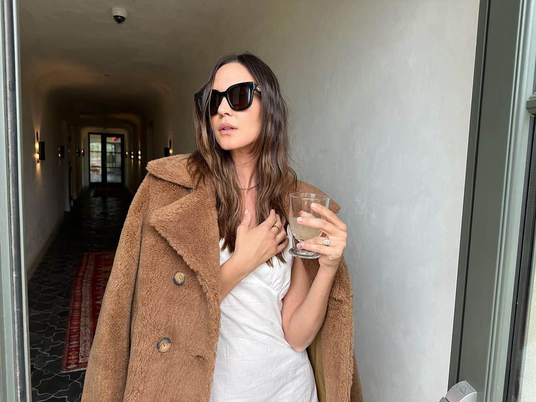 オデット・アナブルのインスタグラム：「Draped in @shopdoen. Fall, final chapter. 🕊️」