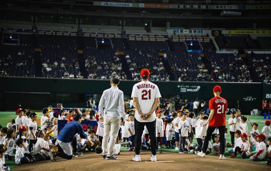セントルイス・カージナルスさんのインスタグラム写真 - (セントルイス・カージナルスInstagram)「International Superstar ⭐️  Lars Nootbaar joined with @playball to lead a kids clinic in Fukuoka, Japan over the weekend!」10月24日 6時00分 - cardinals