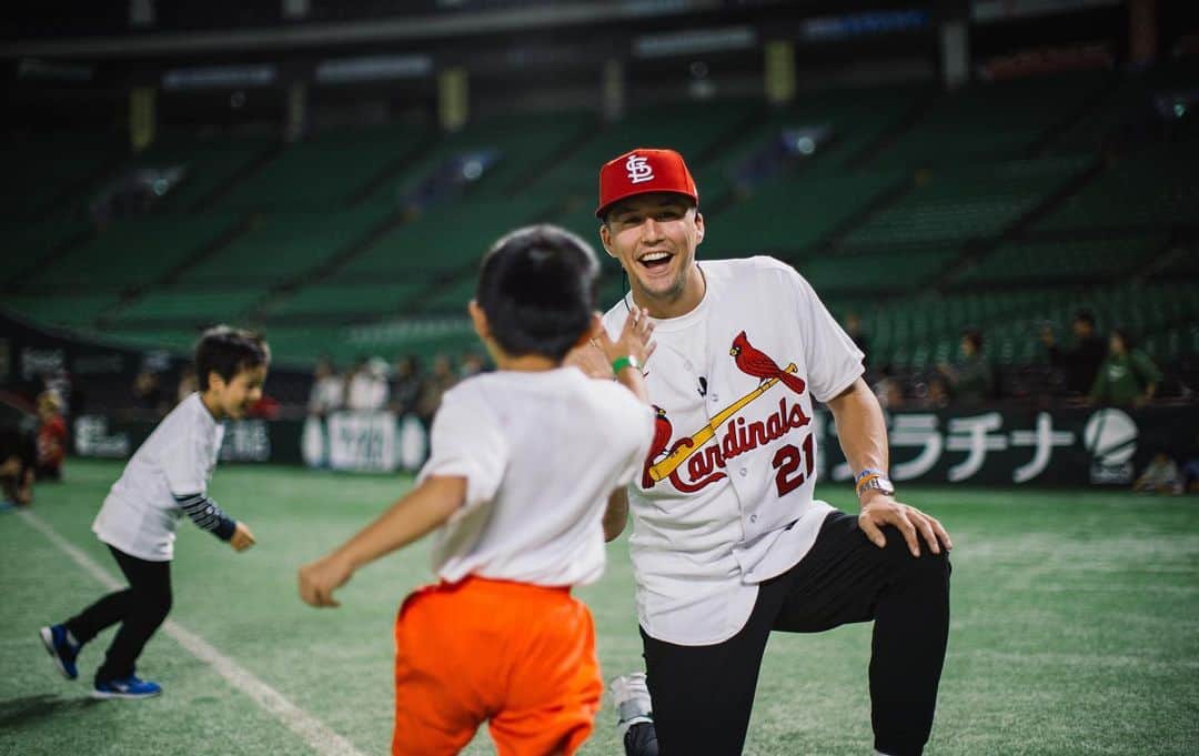 セントルイス・カージナルスさんのインスタグラム写真 - (セントルイス・カージナルスInstagram)「International Superstar ⭐️  Lars Nootbaar joined with @playball to lead a kids clinic in Fukuoka, Japan over the weekend!」10月24日 6時00分 - cardinals
