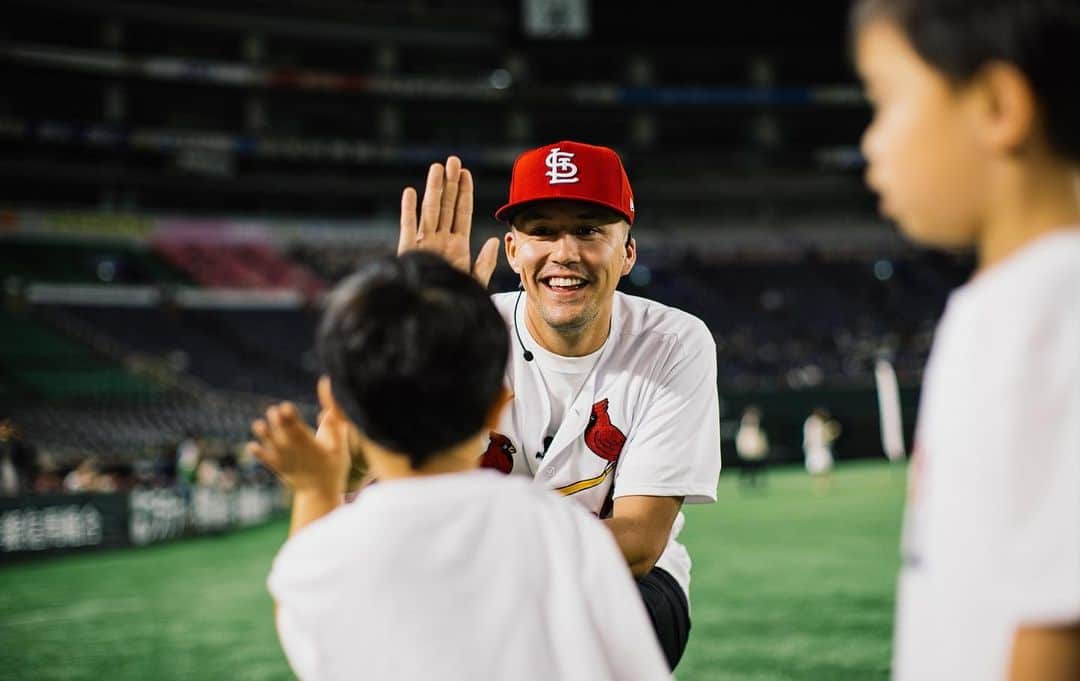 セントルイス・カージナルスさんのインスタグラム写真 - (セントルイス・カージナルスInstagram)「International Superstar ⭐️  Lars Nootbaar joined with @playball to lead a kids clinic in Fukuoka, Japan over the weekend!」10月24日 6時00分 - cardinals