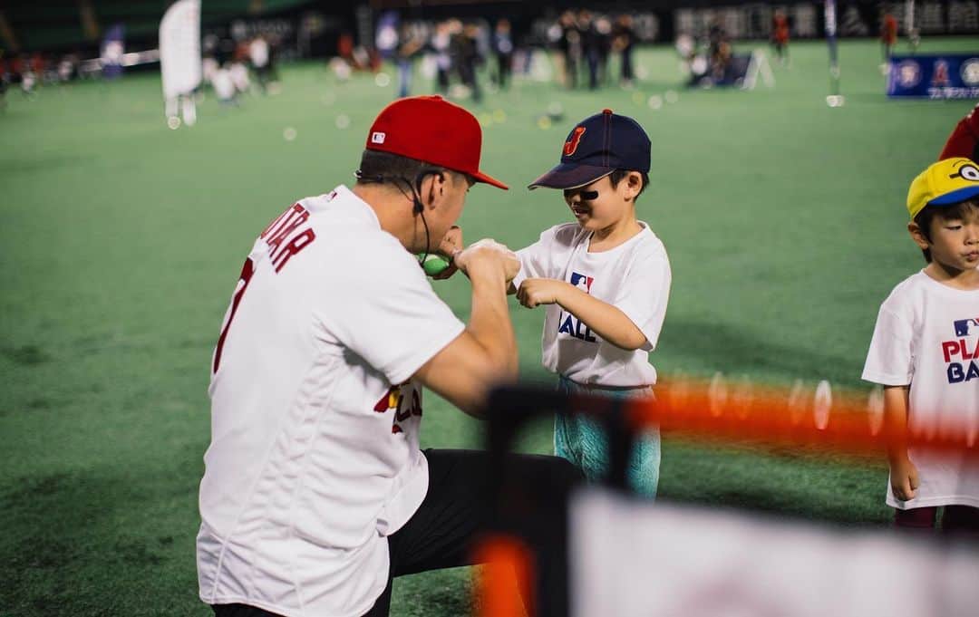 セントルイス・カージナルスさんのインスタグラム写真 - (セントルイス・カージナルスInstagram)「International Superstar ⭐️  Lars Nootbaar joined with @playball to lead a kids clinic in Fukuoka, Japan over the weekend!」10月24日 6時00分 - cardinals
