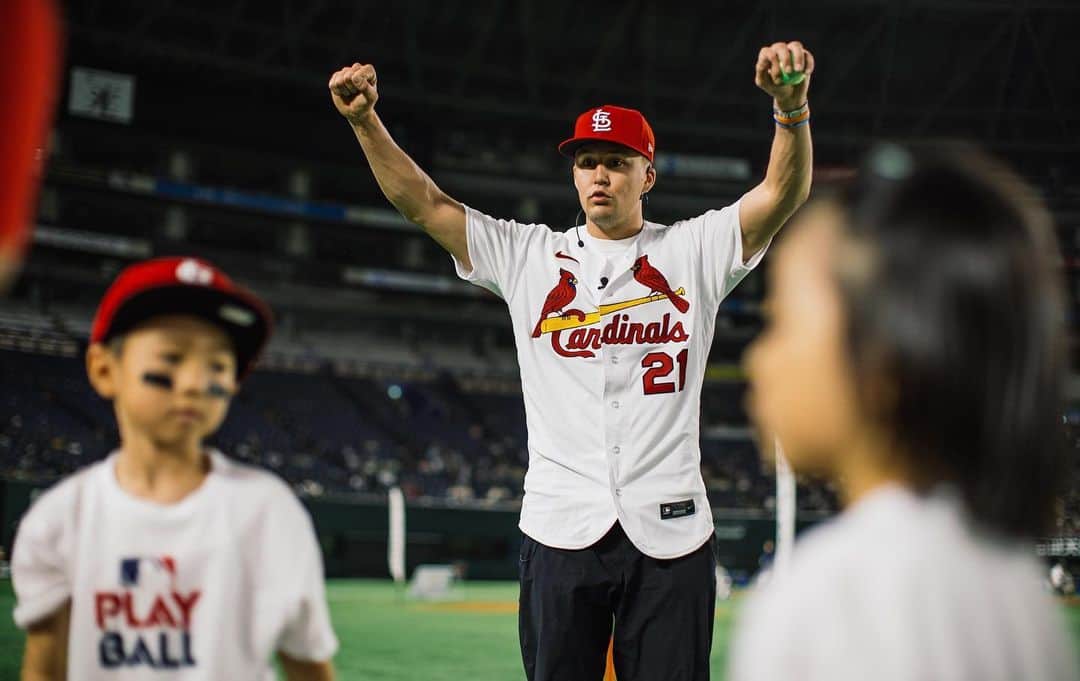 セントルイス・カージナルスさんのインスタグラム写真 - (セントルイス・カージナルスInstagram)「International Superstar ⭐️  Lars Nootbaar joined with @playball to lead a kids clinic in Fukuoka, Japan over the weekend!」10月24日 6時00分 - cardinals