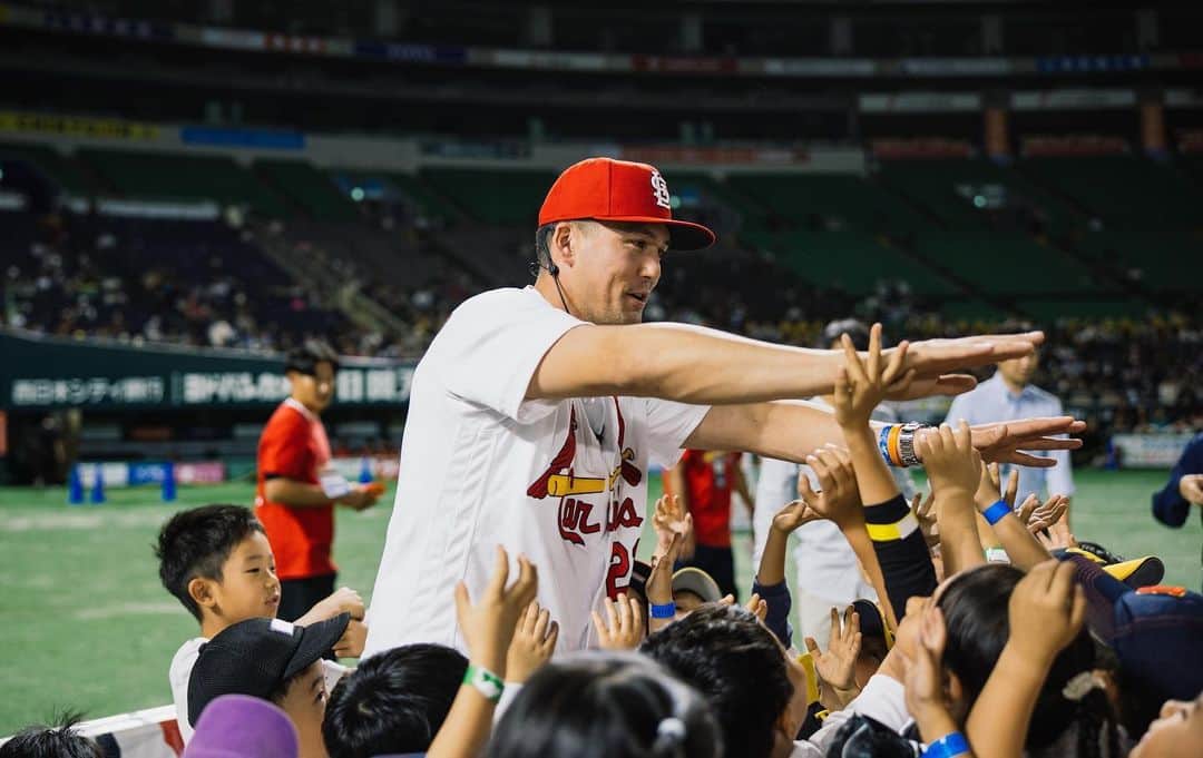 セントルイス・カージナルスさんのインスタグラム写真 - (セントルイス・カージナルスInstagram)「International Superstar ⭐️  Lars Nootbaar joined with @playball to lead a kids clinic in Fukuoka, Japan over the weekend!」10月24日 6時00分 - cardinals
