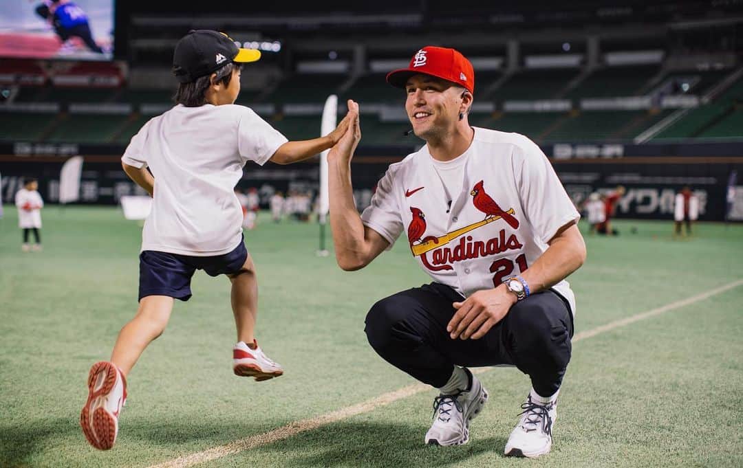 セントルイス・カージナルスさんのインスタグラム写真 - (セントルイス・カージナルスInstagram)「International Superstar ⭐️  Lars Nootbaar joined with @playball to lead a kids clinic in Fukuoka, Japan over the weekend!」10月24日 6時00分 - cardinals