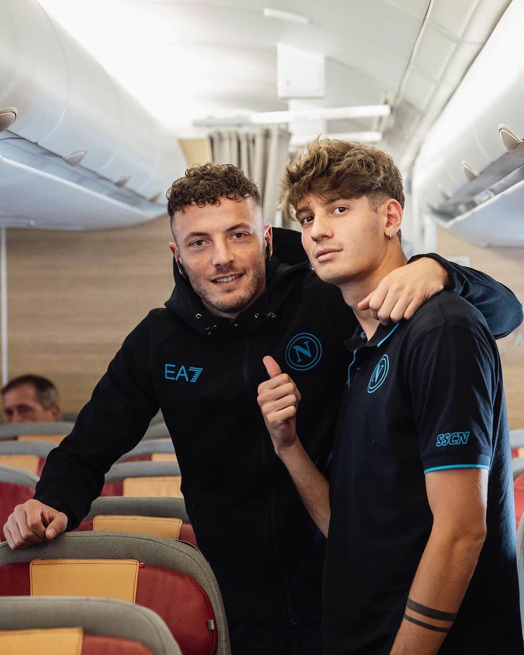SSCナポリさんのインスタグラム写真 - (SSCナポリInstagram)「✈️ Berlin, here we are!   💙 #ForzaNapoliSempre」10月24日 3時28分 - officialsscnapoli