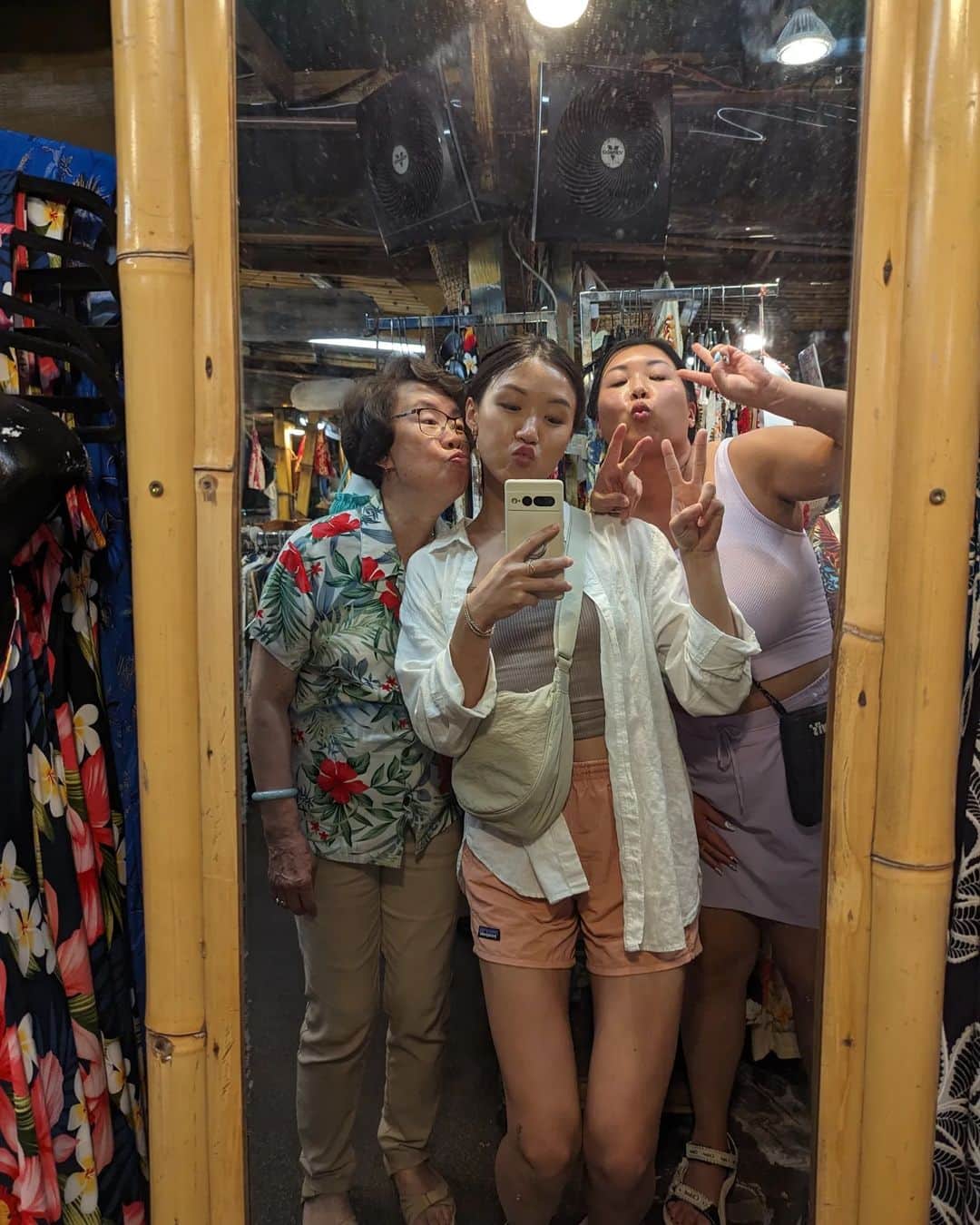 W E Y L I Eさんのインスタグラム写真 - (W E Y L I EInstagram)「The last time we went on a family trip like this, I think I was in middle school 🥹 My grandparents are the sweetest and seeing them so happy is priceless. Cherishing every little moment of this family trip!   Also, why does every Asian family analyze every fruit tree that they encounter? 😂」10月24日 3時28分 - weylie