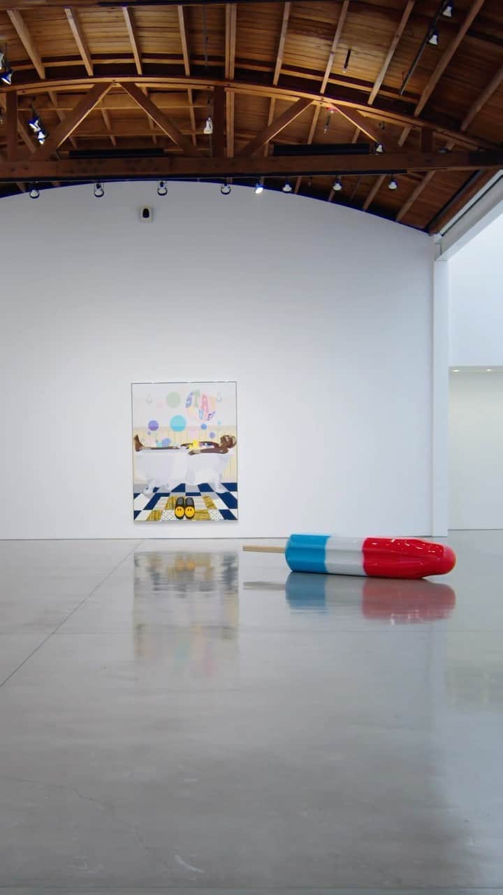 のインスタグラム：「“Come as You Are,” Derrick Adams’s debut exhibition with Gagosian, closes at the gallery in Beverly Hills this Saturday, October 28.   Inspired by a Halloween costume once worn by the artist’s aunt, “Be the Table” merges the levity of a masquerade party with themes surrounding equity and access. The intermingling of her features with a table setting complete with cups and slices of cake, means that she no longer needs “a seat at the table.” “Lookie Loos” represents the window display of a beauty supply store near Adams’s studio in Brooklyn. Follow the link in our bio to find out more.  ____________ #DerrickAdams #Gagosian @derrickadamsny  Installation video, “Derrick Adams: Come as You Are,” Gagosian, Beverly Hills, September 14–October 28, 2023. Artwork © Derrick Adams Studio. Video: Romoff Media (@romoffmedia)」