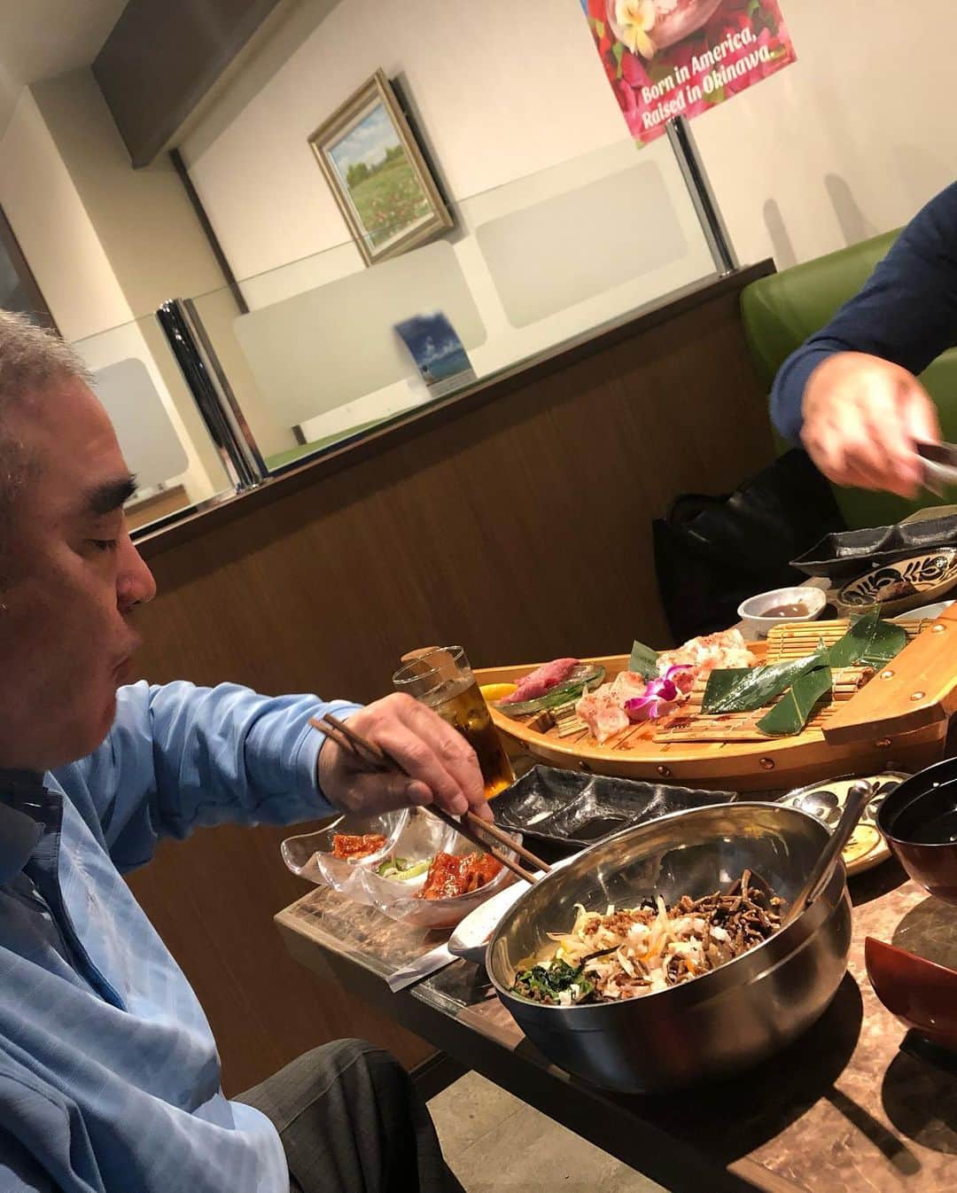 浜田剛史のインスタグラム：「沖縄出身のオーナーの焼肉店、美羅園にて。  千葉県行徳のお客さんと一緒に。　　　  私のお気に入りは沖縄のシークヮサーのタレでした。🍖」