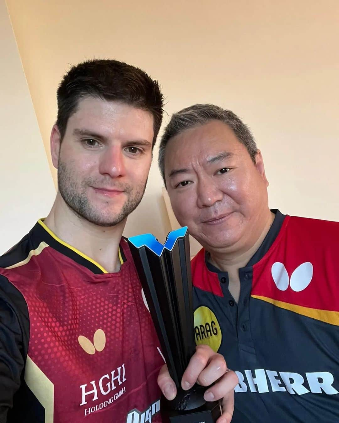 ドミトリ・オフチャロフのインスタグラム：「Thank you Antalya, thank you coach!   Tough loss. Missed some important points, so that I couldn't get it over the line. But we are on the right track.  Congrats, Felix. It was a pleasure to play with you the final. You are a rising star and this is a very important step forward. So happy for you, your family and team. See you soon 😜   #wttantalya #wttcontender #tabletennis #türkiye  📸 spinosaurus.tr」