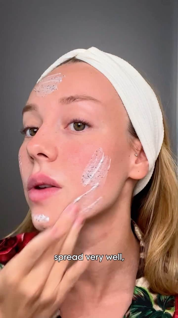 Vogue Beautyのインスタグラム：「In the latest installment of Vogue’s #BeautySecrets, Spanish actress Ester Exposito shares her easy skincare routine, including a genius trick her madre taught her: adding coffee grounds to her gentle cleanser for an exfoliating boost— something you could easily implement in your own routine. Tap the link in our bio to watch the full episode for her entire skincare routine and a makeup look that naturally highlights her features.   Director: @gabriellereich DP: Raúl Cadenas Producer, on Site: @peterphoto66  Editor: @msuyeda Filmed at: @vpplazaespanadesign」