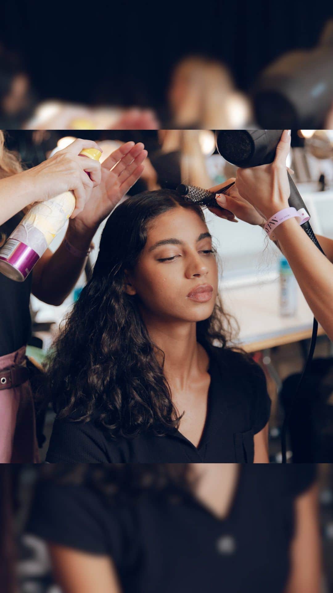 NYFW（ニューヨークファッションウィーク）のインスタグラム：「#SleekParts were everywhere at NYFW, from guests to models. Enjoy our roundup of the best sleek parts from #Sixdo and #Lapointe.    Lapointe makeup keyed by @romyglow.  Sixdo hair keyed by @gonn24, makeup keyed by @hungvanngo.」