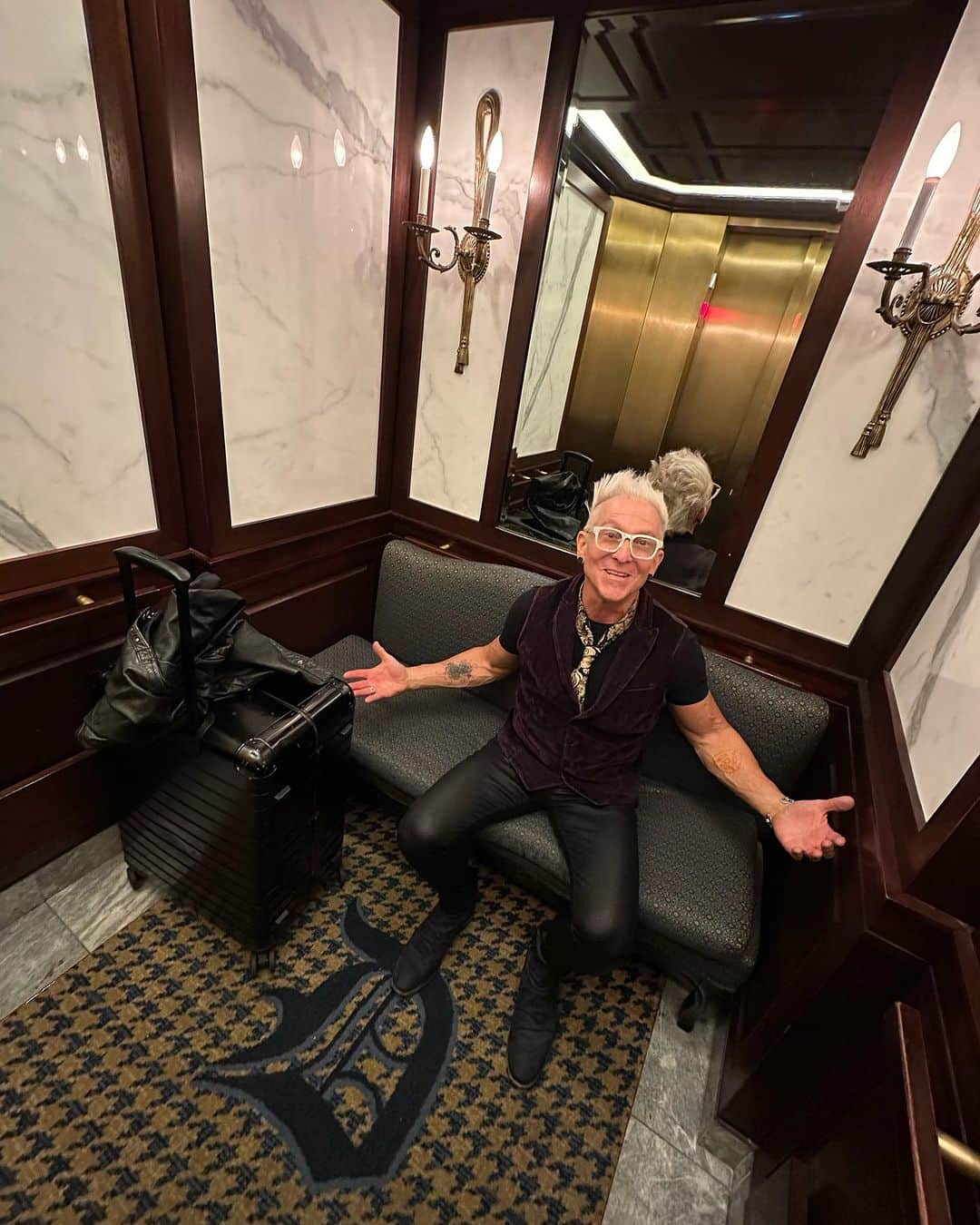 マーク・シュルマンのインスタグラム：「In the elevator of the beautiful historic and haunted Drake hotel in Chicago… After a great speech, and a hang with my friends! Life is good! 🎤  #ExistLoudly 🤟  #keynotespeaker #drummer #rockstarattitude #chicago #markschulman」