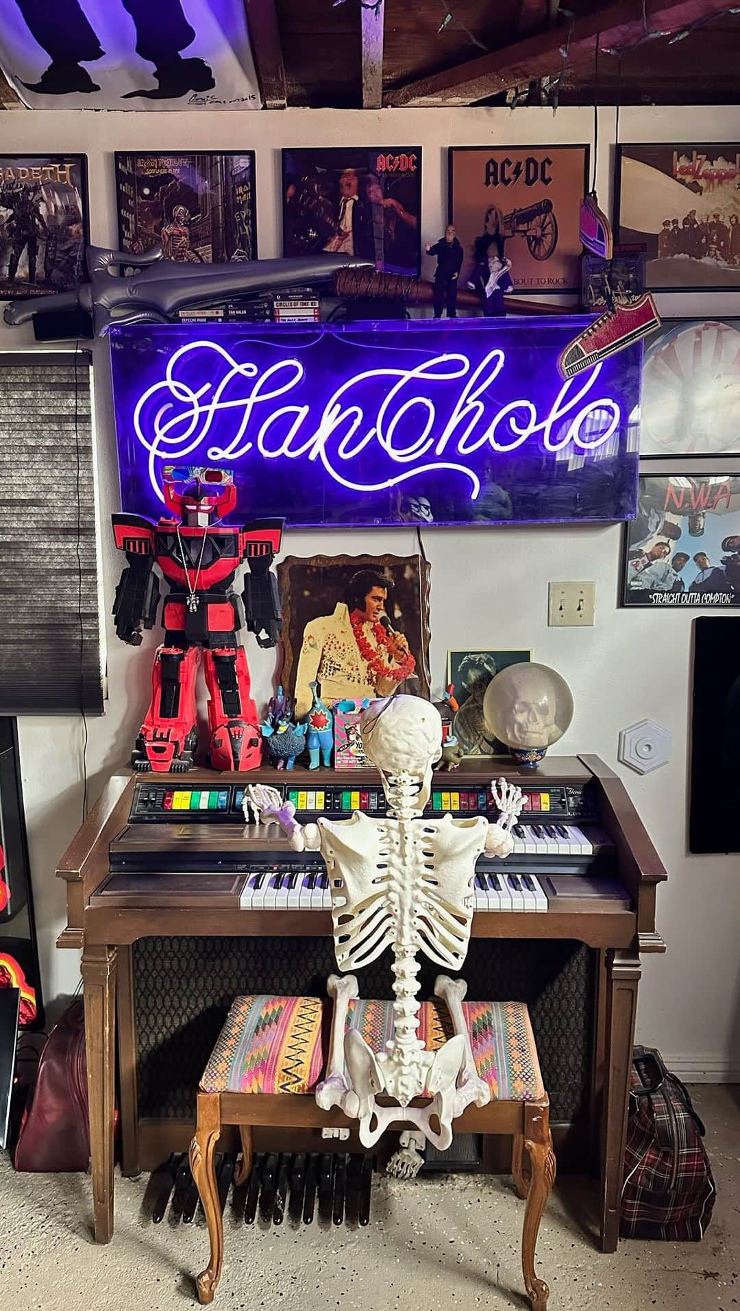 ハンチョロのインスタグラム：「It’s about time you guys had a mini garage tour from us! Halloween edition 💀👻」