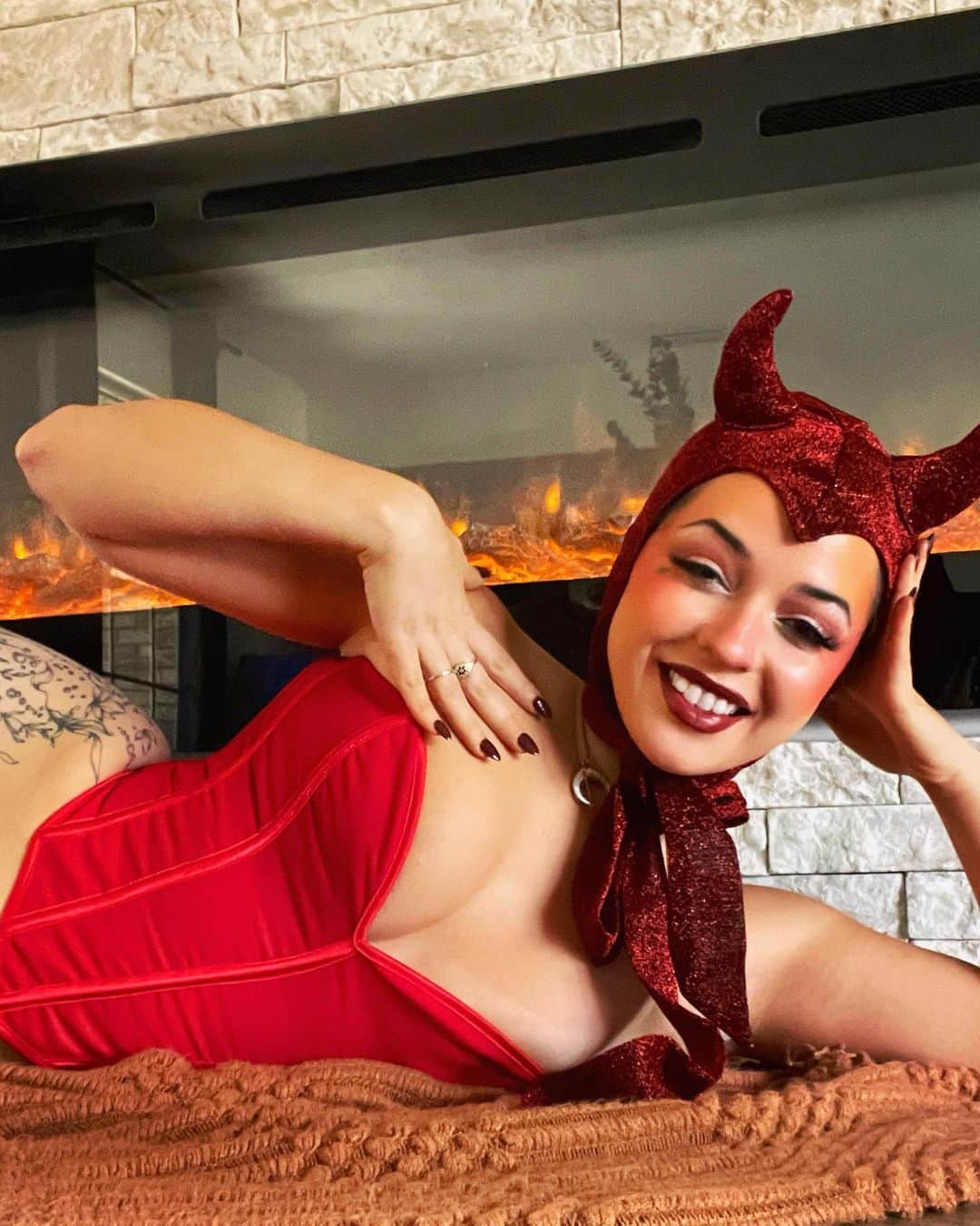 ジェシカ・ヴィルのインスタグラム：「I feel so goofy in this 1950s devil woman costume ngl 😂🖤🎃」