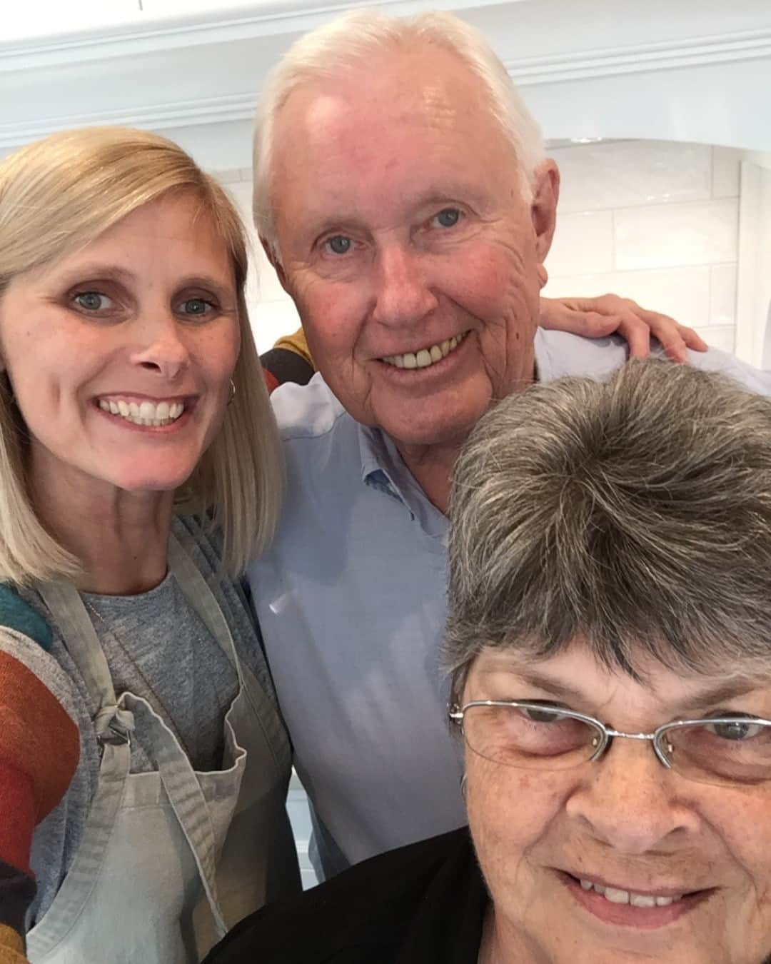ネーブ・キャンベルのインスタグラム：「In 2021, Molly Koek received an unexpected phone call from her parents — her 79-year-old dad had been taken to the emergency room.  “He had been feeling very weak and lost color in his face,” Molly said. “He didn’t have much energy, and he needed a blood transfusion.”  She was especially concerned because her father tested positive for COVID-19 and just finished radiation as part of treatment for prostate cancer. With multiple health concerns hitting all at once, Molly was terrified he wasn’t going to survive. 💔 She felt helpless being states away and knowing that she wouldn’t be able to visit him with safety protocols at the hospital due to the pandemic.  “I promised myself at the time that no matter what — if he makes it or he doesn’t — that I was going to start regularly donating blood from then on because that was his only hope,” Molly said. “Somehow, he kept getting better, and he’s alive today, which is amazing. He really was on the brink of death had it not been for the blood transfusion.”  Even though she has a fear of needles, she’s kept her promise of donating blood with @RedCrossIL. She found two friends who regularly donate blood, and they all started donating together to keep one another accountable for keeping up with their appointments.  Molly planned a surprise visit to Florida last year for her dad’s 80th birthday and said every day feels like a bonus day with him. ❤️  #RedCross #DonateBlood #GiveBlood #BloodDonor #DonateBloodSaveLives #GiveBloodSaveLives」