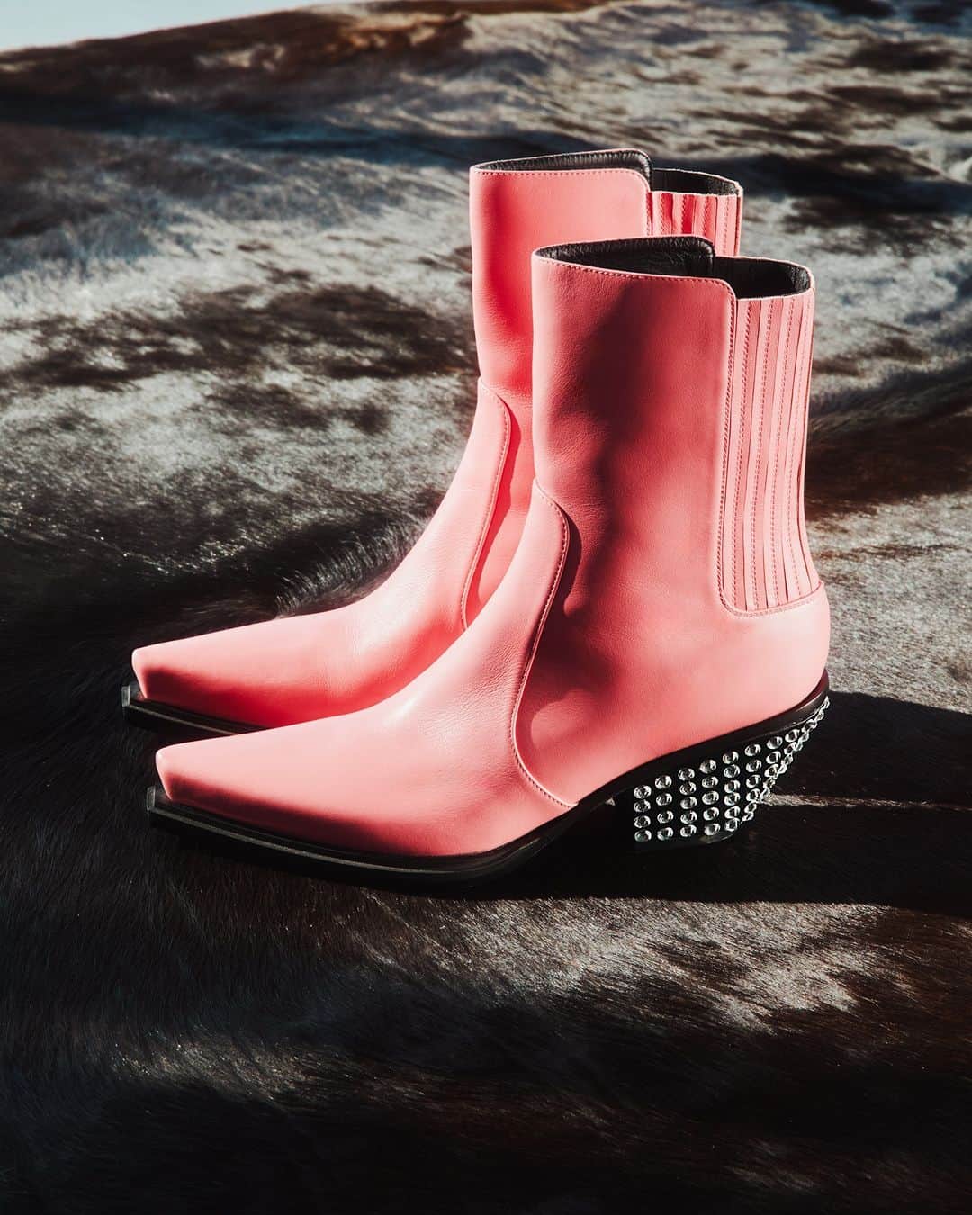 Giuseppe Zanotti Designのインスタグラム：「Kick up your heels and let your chicest cowgirl out. Glammed up country style with a rock’n’roll edge is what defines the YANHIRA, our fabulously embellished point-toe boot. #GiuseppeZanotti #GZFW23」